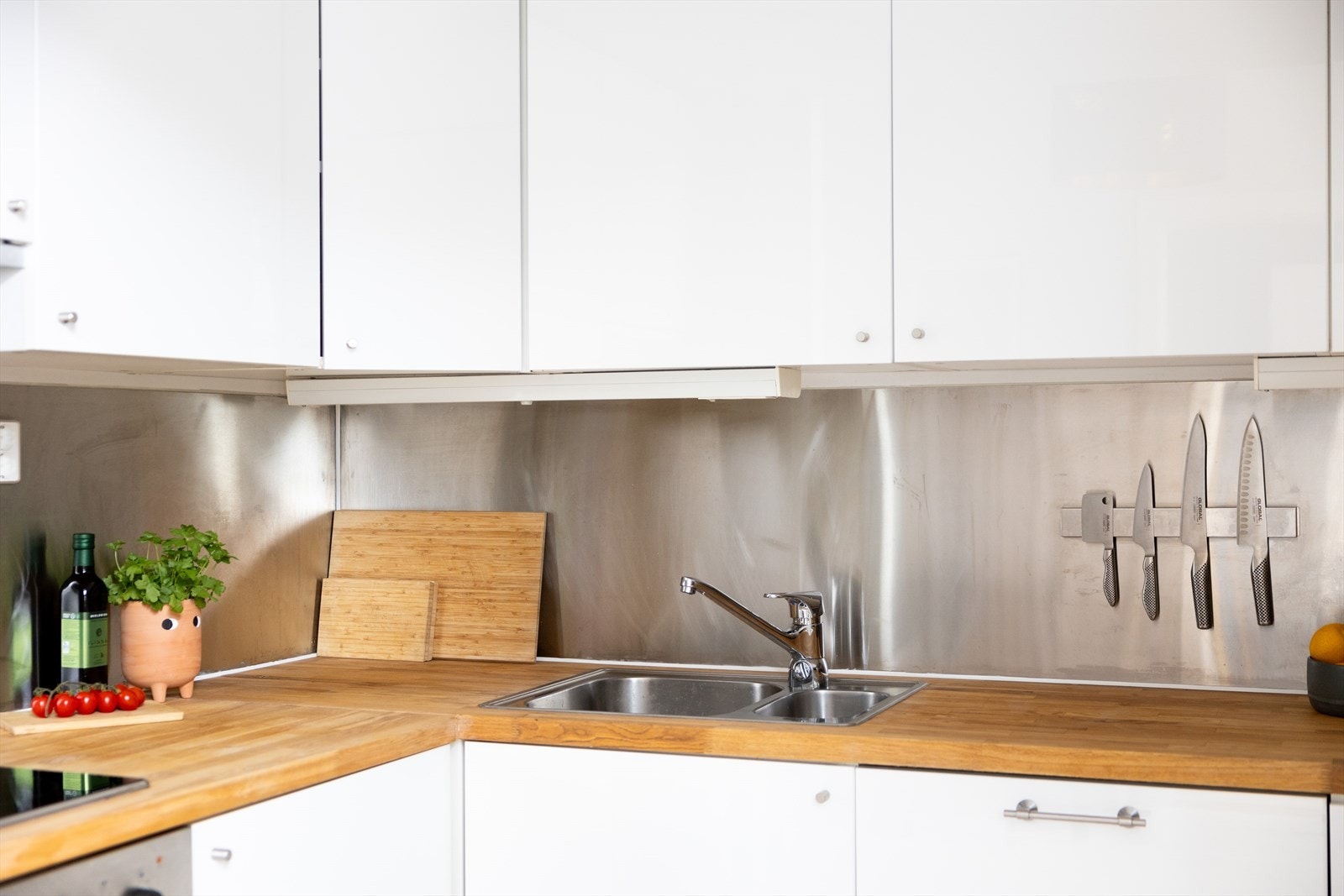 Tidløs innredningen med glatte fronter og heltre benkeplate Galleribilde