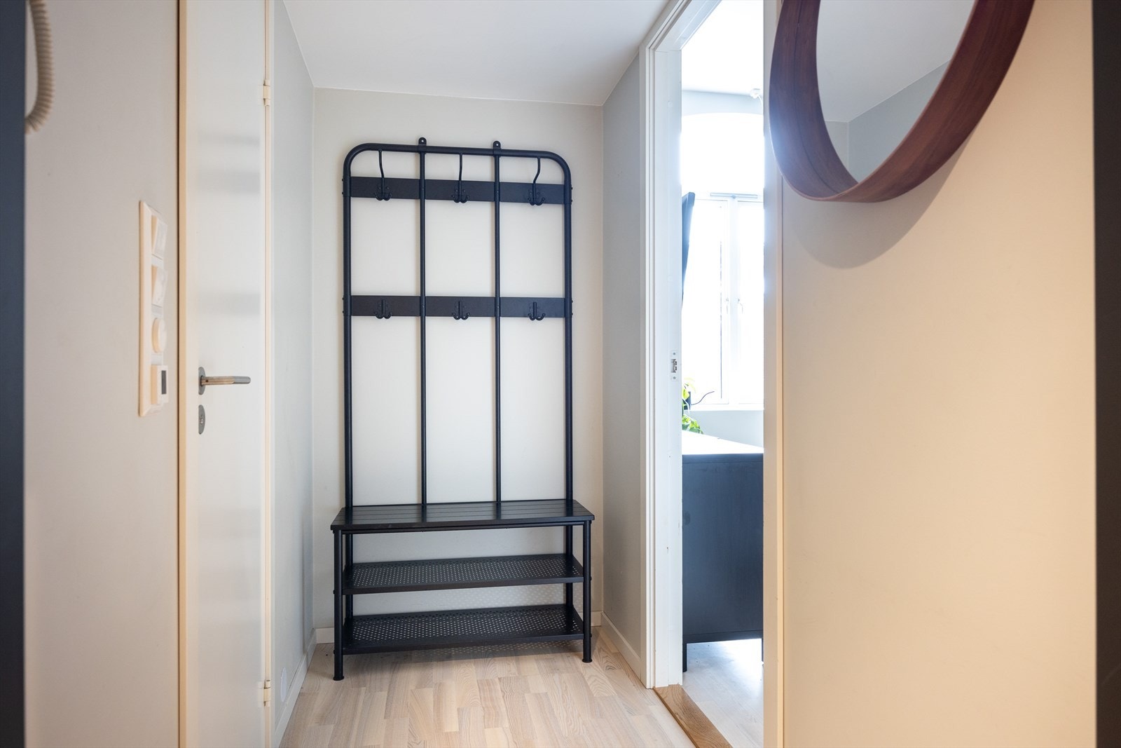 Velkommen inn - Her er det plass til å henge fra seg ytterklær og sko Galleribilde