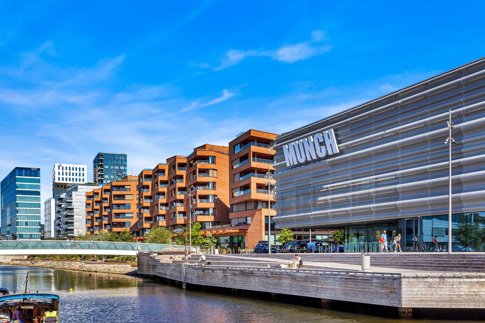 Kun 10 minutters gange fra leiligheten når du Bjørvika som vokser frem som Oslos nye sentrum, særlig innen kultur med nye Deichmanske hovedbibliotek, Operaen, Munch-museet og fotografisk museum på Sukkerbiten. Galleribilde