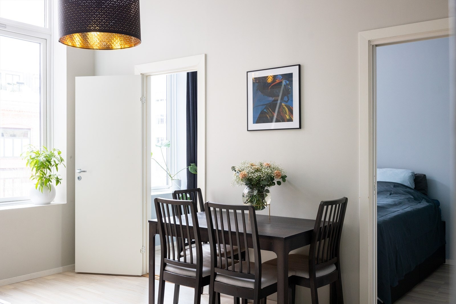 Stuen har god plass til spisebord og sofa Galleribilde