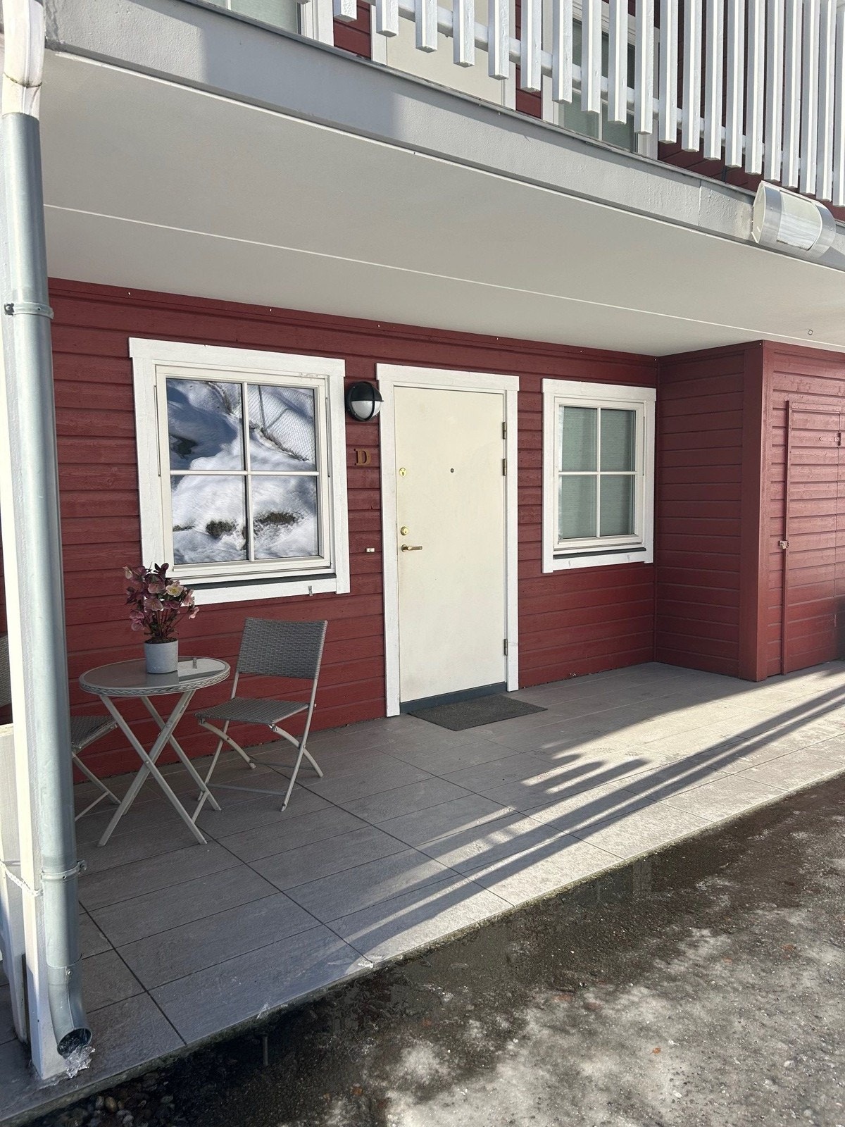 På fremsiden er det opparbeidet en fin frokostterrasse. Galleribilde