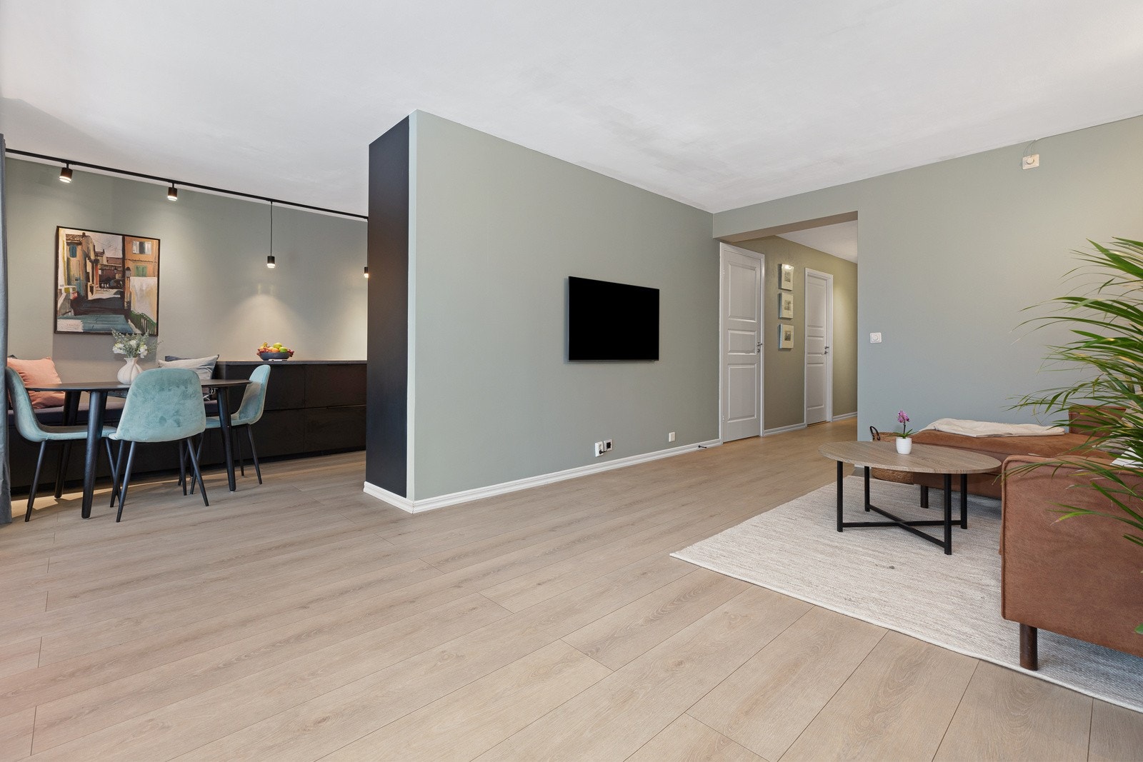 Mellom stua og kjøkkenet er det delvis åpen løsning. Galleribilde