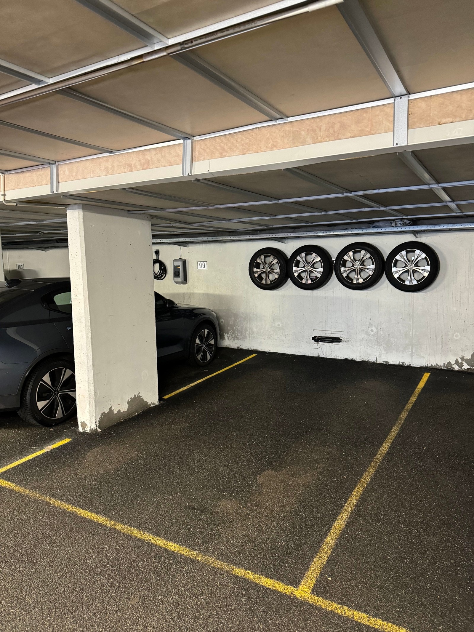 Det følger med en garasjeplass i lukket garasjeanlegg. Mulighet for lader. Galleribilde
