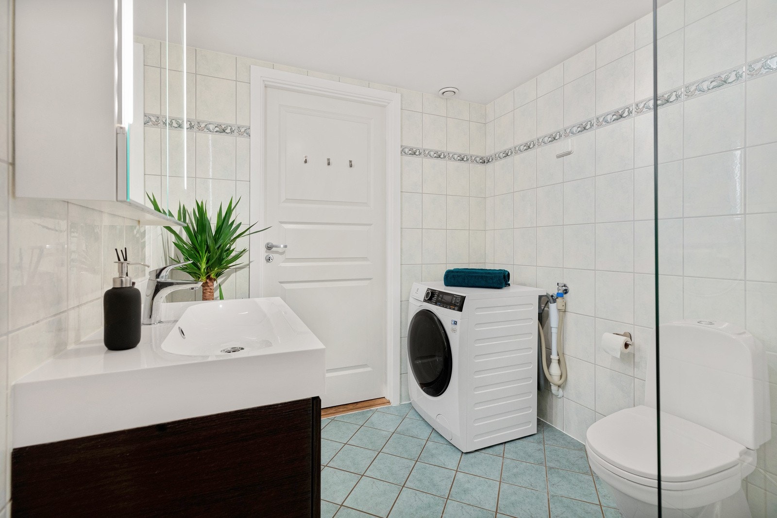 Romslig bad med gulvvarme, opplegg til vaskemaskin og god plass. Galleribilde