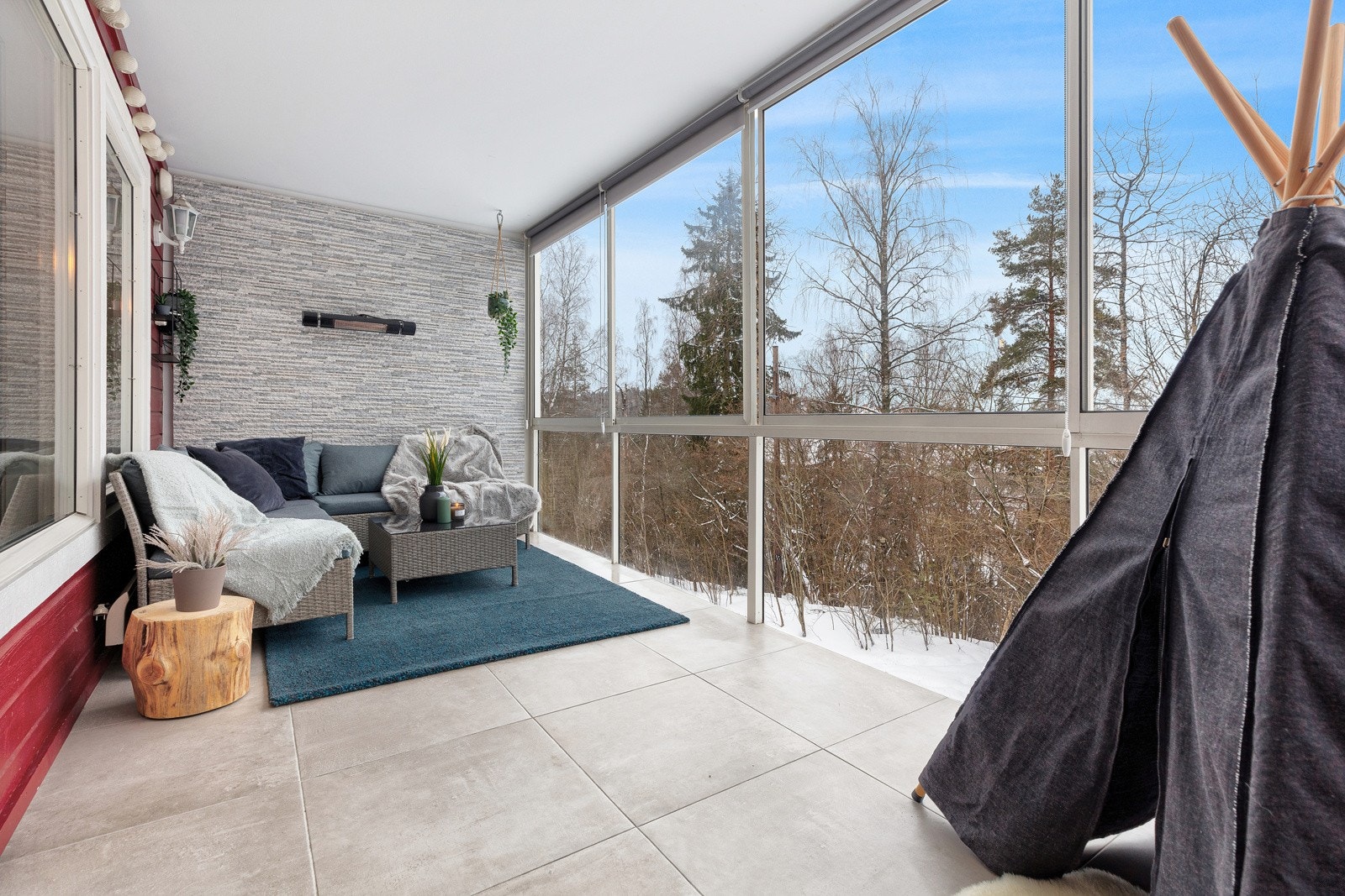 Stor balkong som er innglasset og flislagt. Balkongen er vestvendt og solrik. Nye fliser ble lagt 2021. Galleribilde