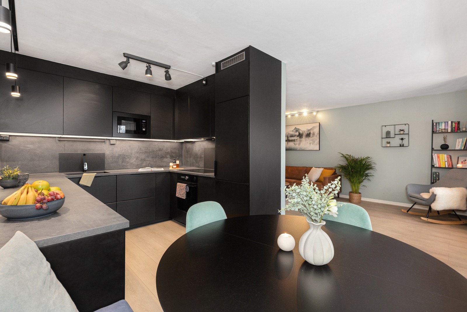 Kjøkkenet er fra 2021 og holder høy standard. Galleribilde