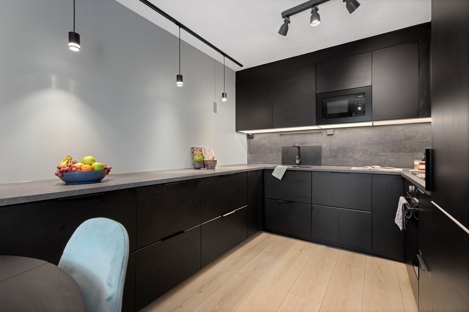 Det er meget god arbeidsplass på kjøkkenbenken og god oppbevaringsplass med skuffer og skap. Galleribilde