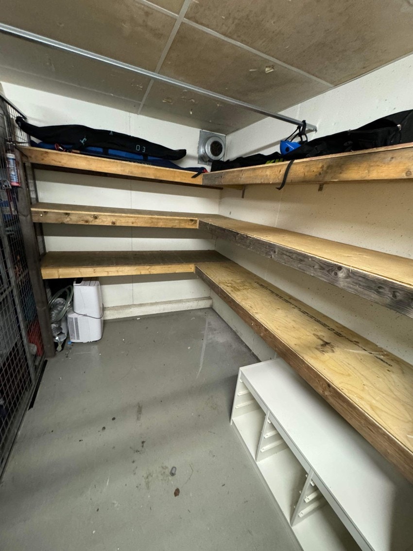 Ekstern sportsbod med god plass og fastmonterte hyller. (Privat bilde). Galleribilde