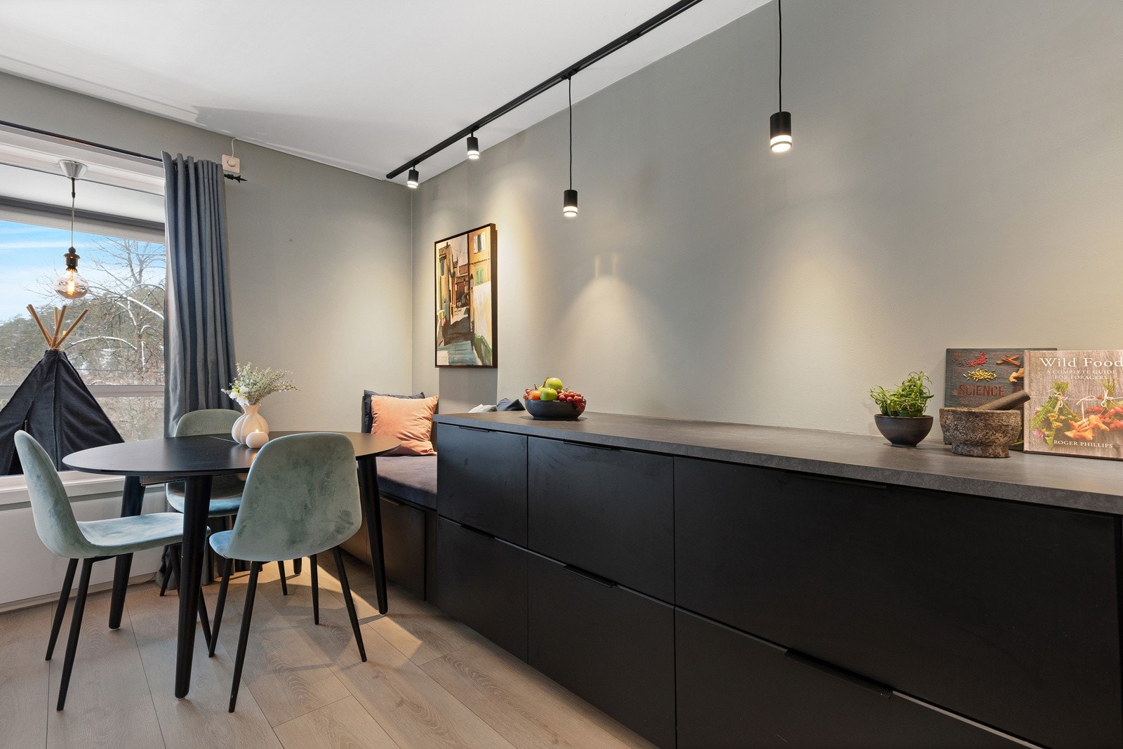 Trivelig spiseplass ved kjøkkenvinduet. Legg merke til den integrerte sittebenken ved vinduet. Galleribilde