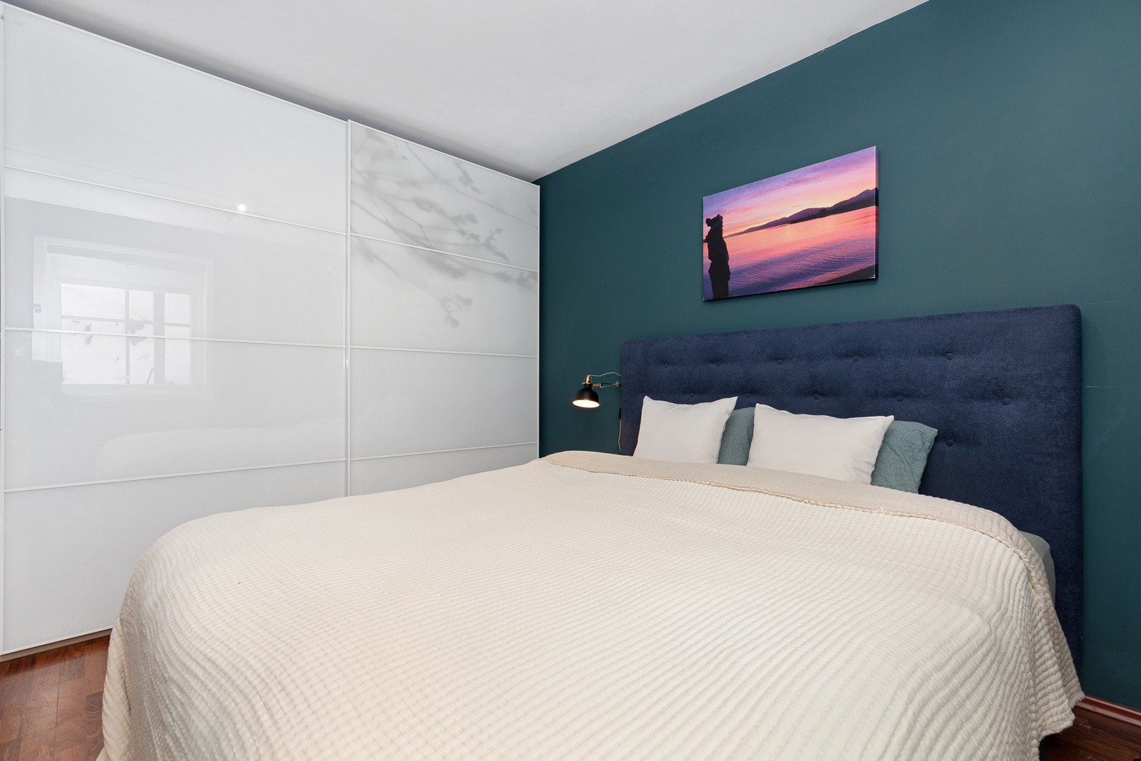 God plass i garderobene på soverommet. Galleribilde