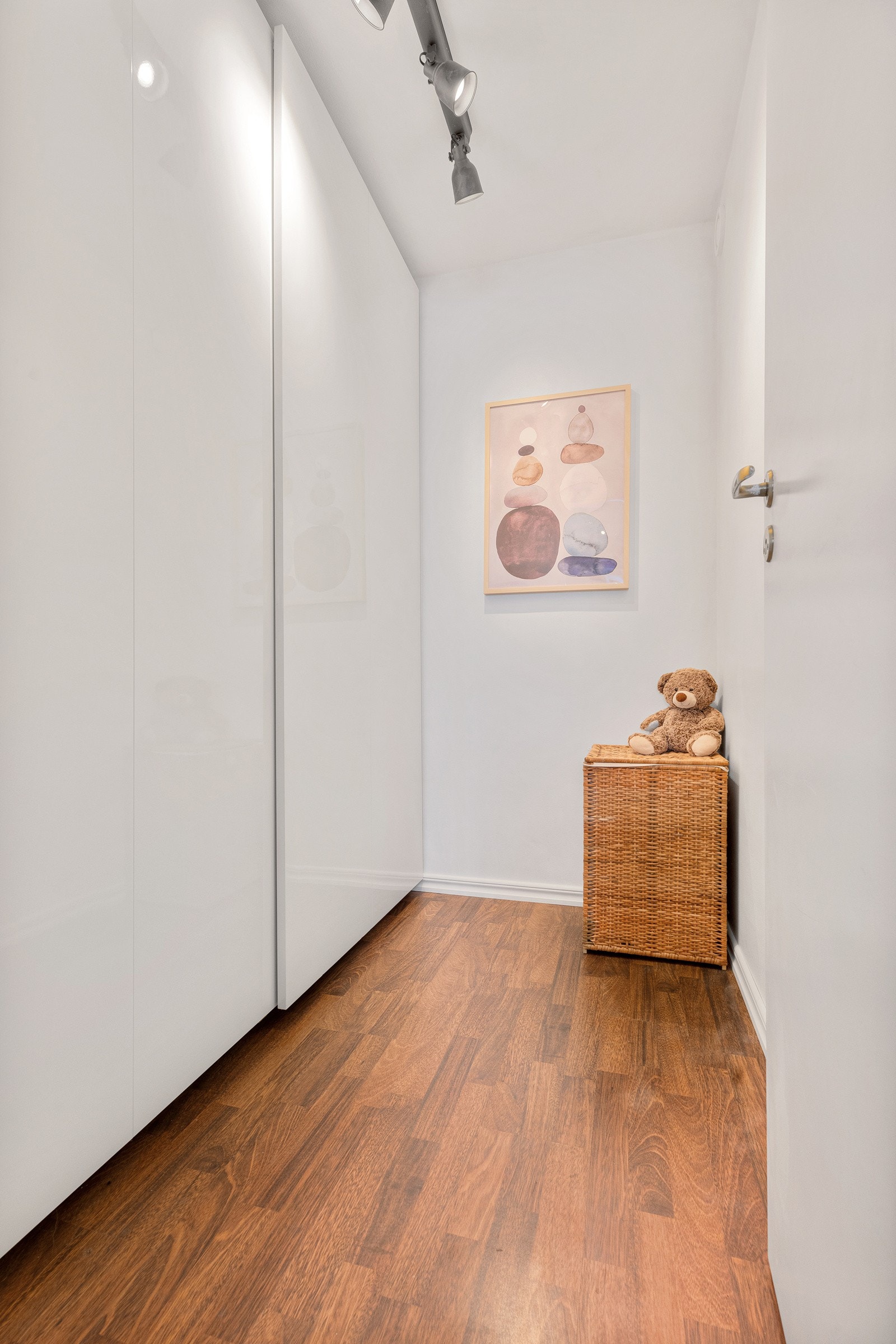 Walk-in garderobe/innvendig bod i tilknytning til soverom 2. Galleribilde