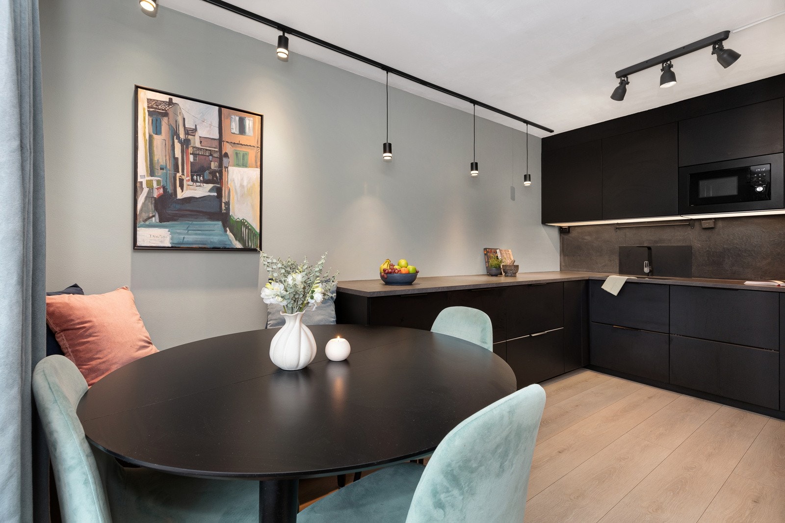 Kjøkkenet innbyr til god kontakt mellom kokken og gjestene ved kjøkkenbordet. Galleribilde