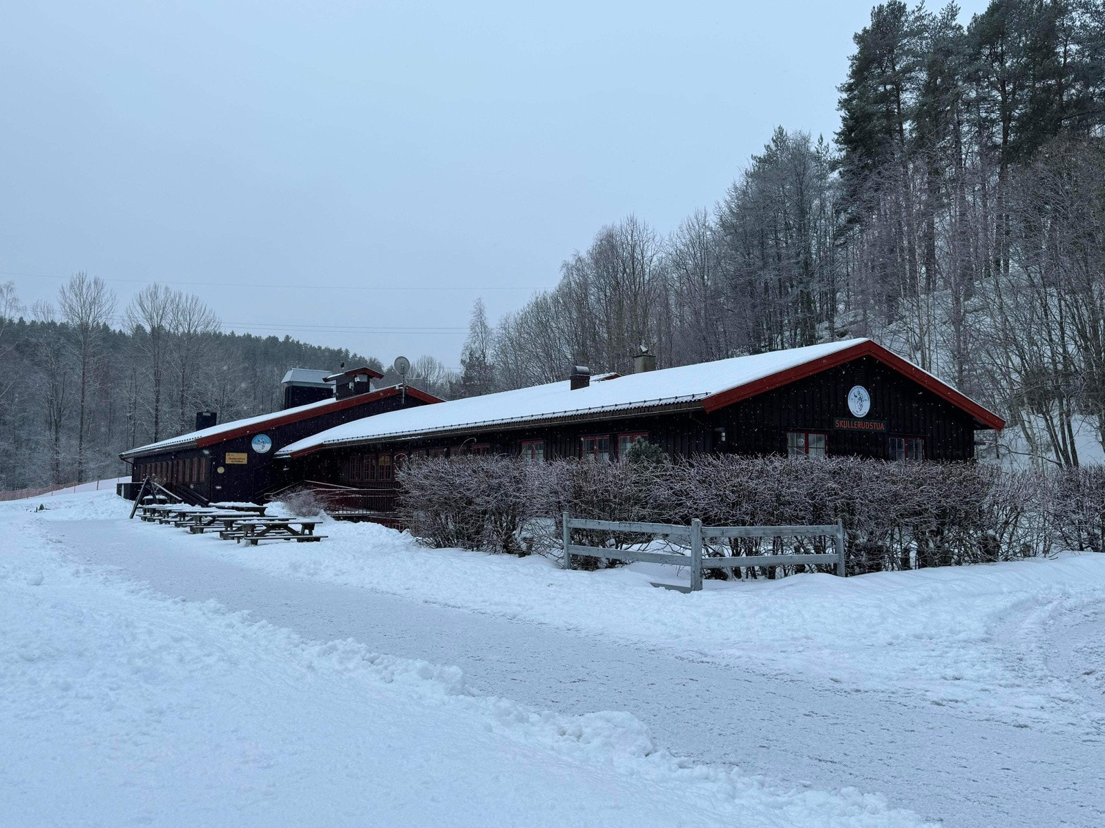 Skullerudstua ligger i nærområdet med preparerte langrennsløyper og akebakke. Skullerudstua er også utgangspunkt for mange flotte turmuligheter hele året. Galleribilde
