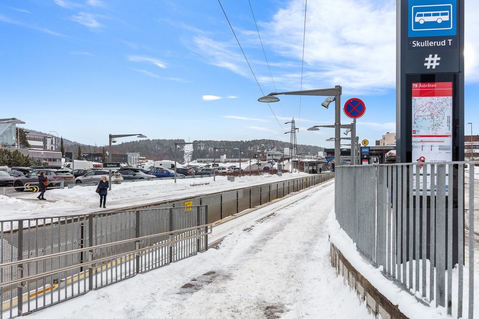 Det er kort vei til offentlig kommunikasjon, både t-bane og buss. Galleribilde