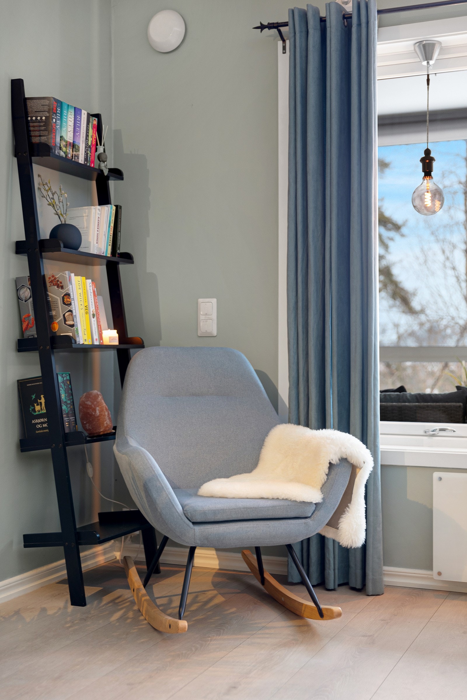 Trivelig sitteplass ved vinduet ut mot balkongen. Galleribilde