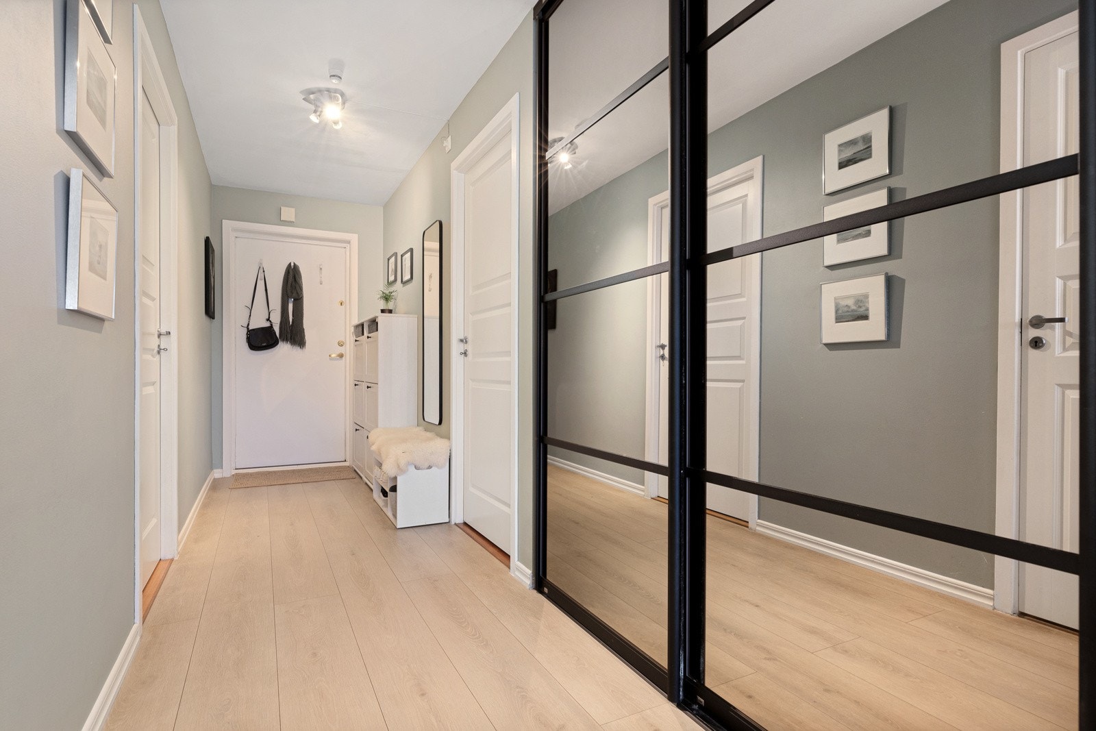 Romslig gang med stor skyvedørsgarderobe. Galleribilde