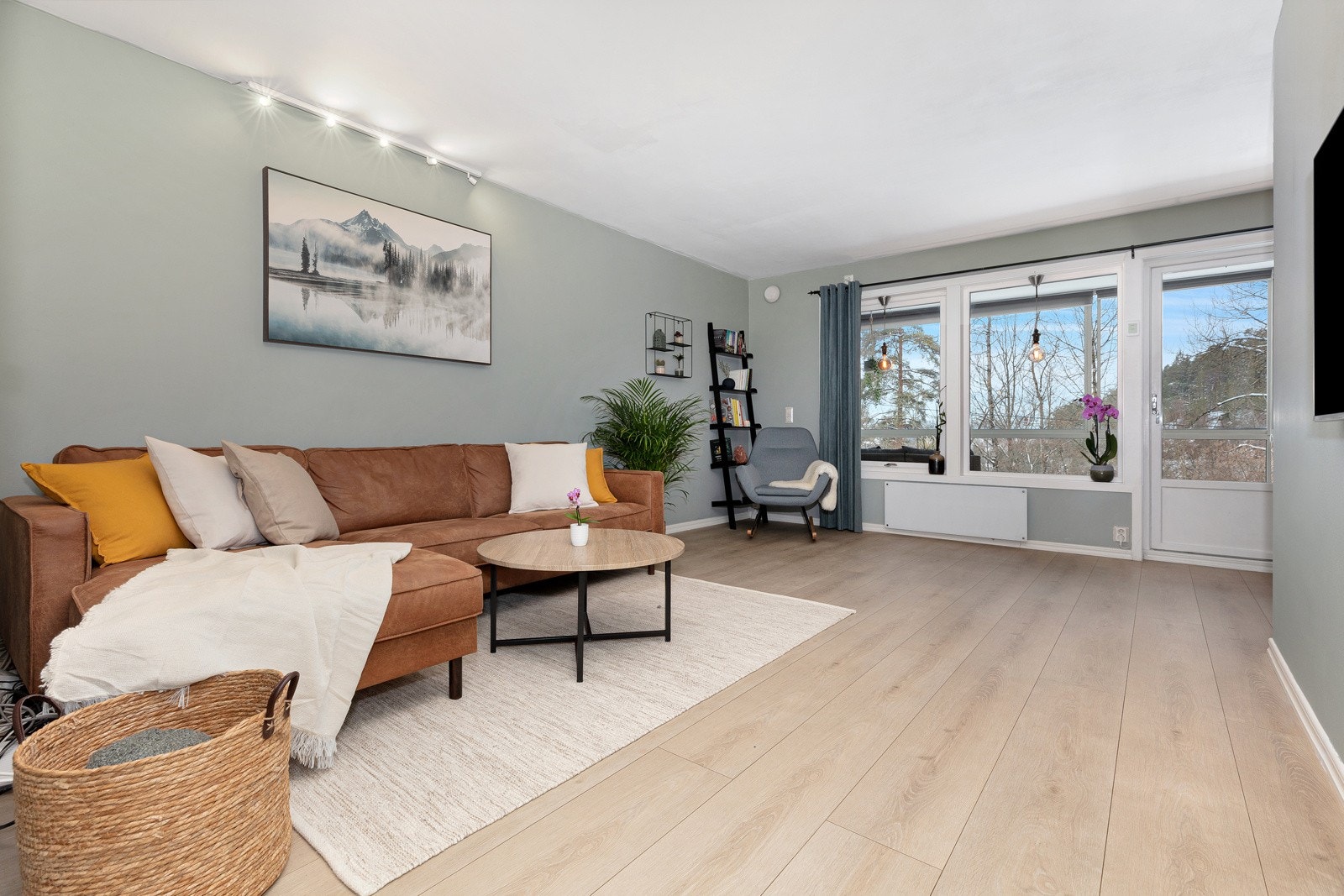 Velkommen til Skullerudbakken 10D og denne meget pene 3-roms endeleiligheten med solrik og innglasset balkong. Galleribilde