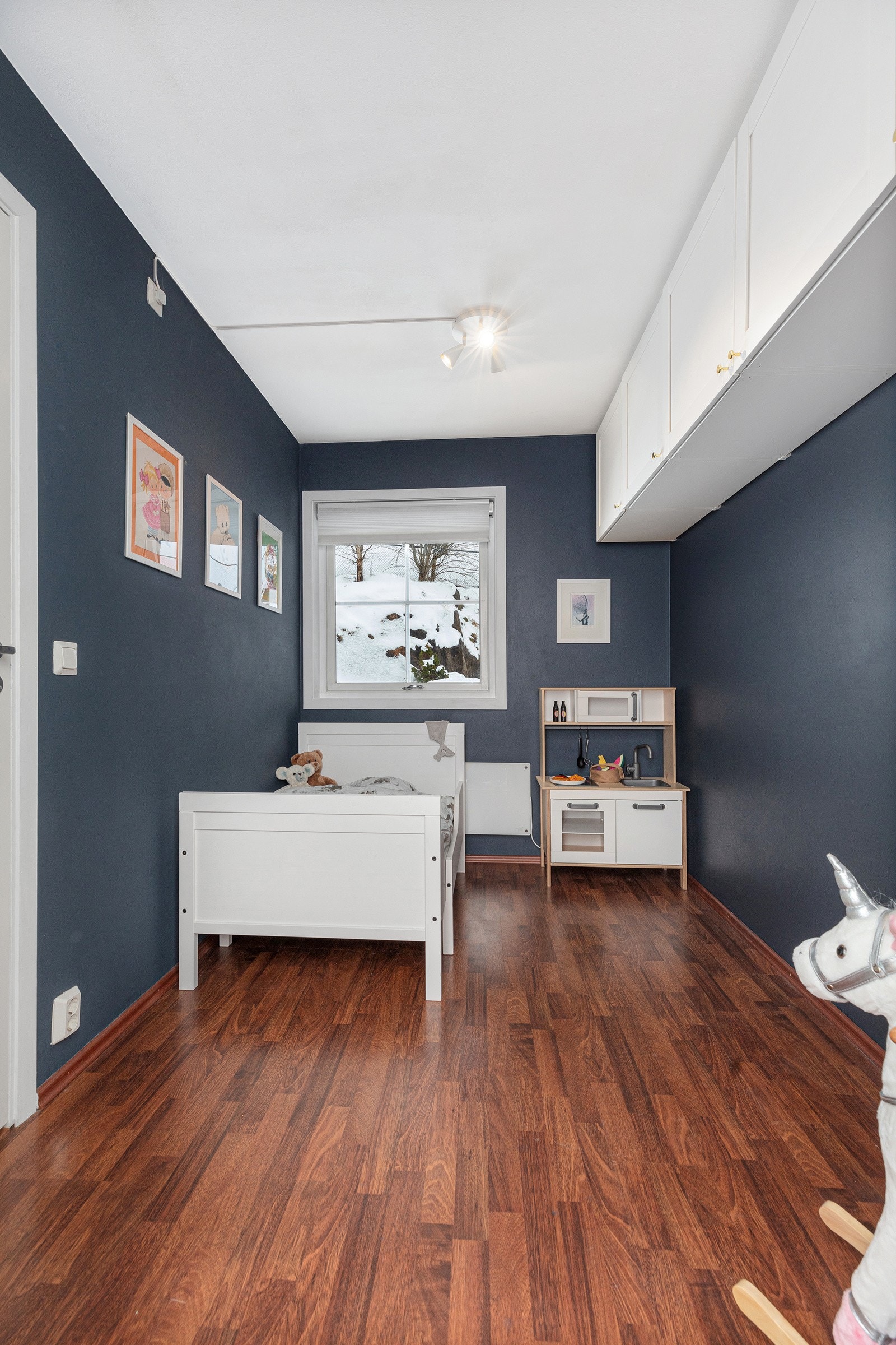 På dette soverommet er det også en praktisk bod/walk-in garderobe. Galleribilde