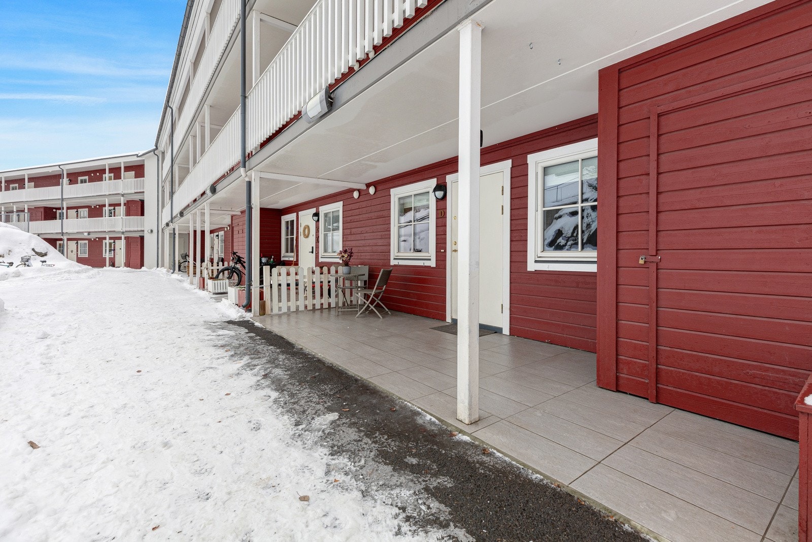 Ved inngangsdøren er det en romslig terrasse som vender mot fellesareal. Terrassen er flislagt og er på ca. 14 kvm. Galleribilde