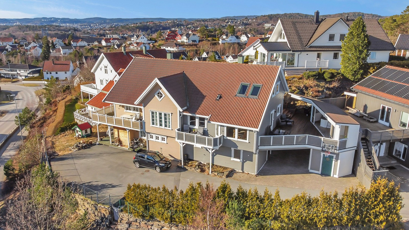 Odderhei | Pen del av tomannsbolig | Sjøutsikt og flotte uteområder | 2 bad og 2 stuer | Carport |