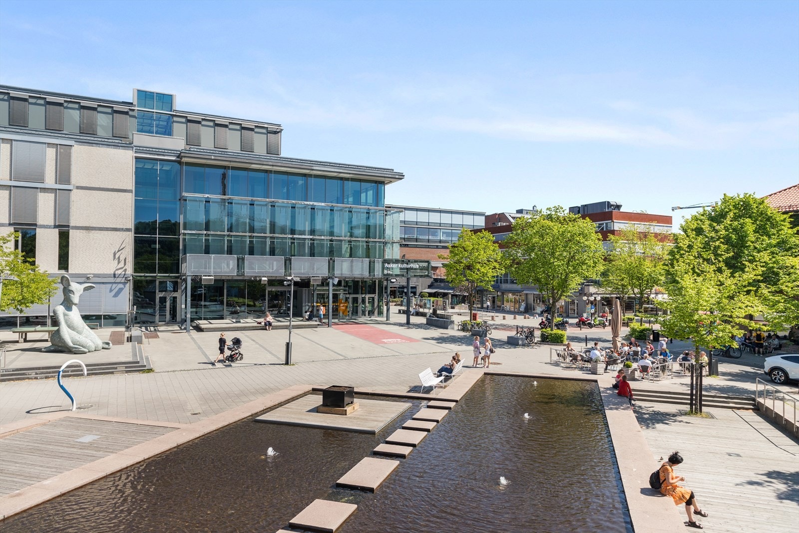 I Asker sentrum finnes også et blomstrende kunst- og kulturliv med bla. Asker kulturhus som har stor teater/konsertsal, kino, galleri og bibliotek. Galleribilde