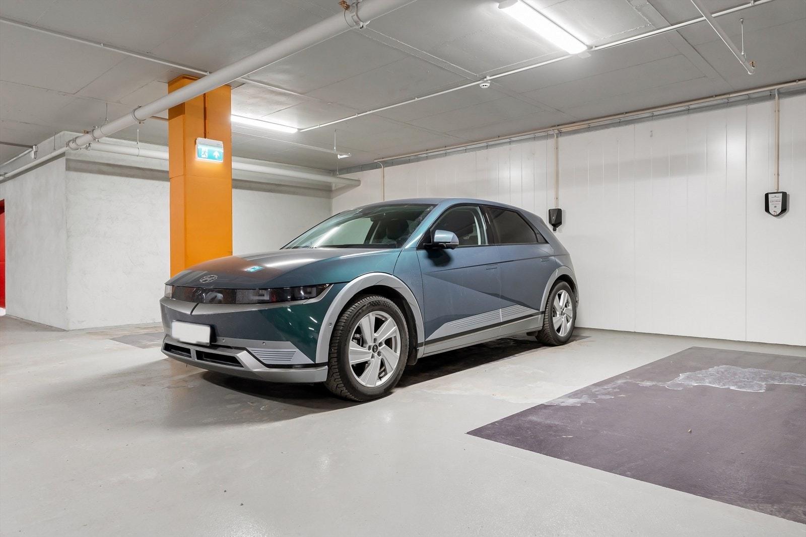 Rett til leie av parkeringsplass i garasjekjeller med elbillader. Galleribilde