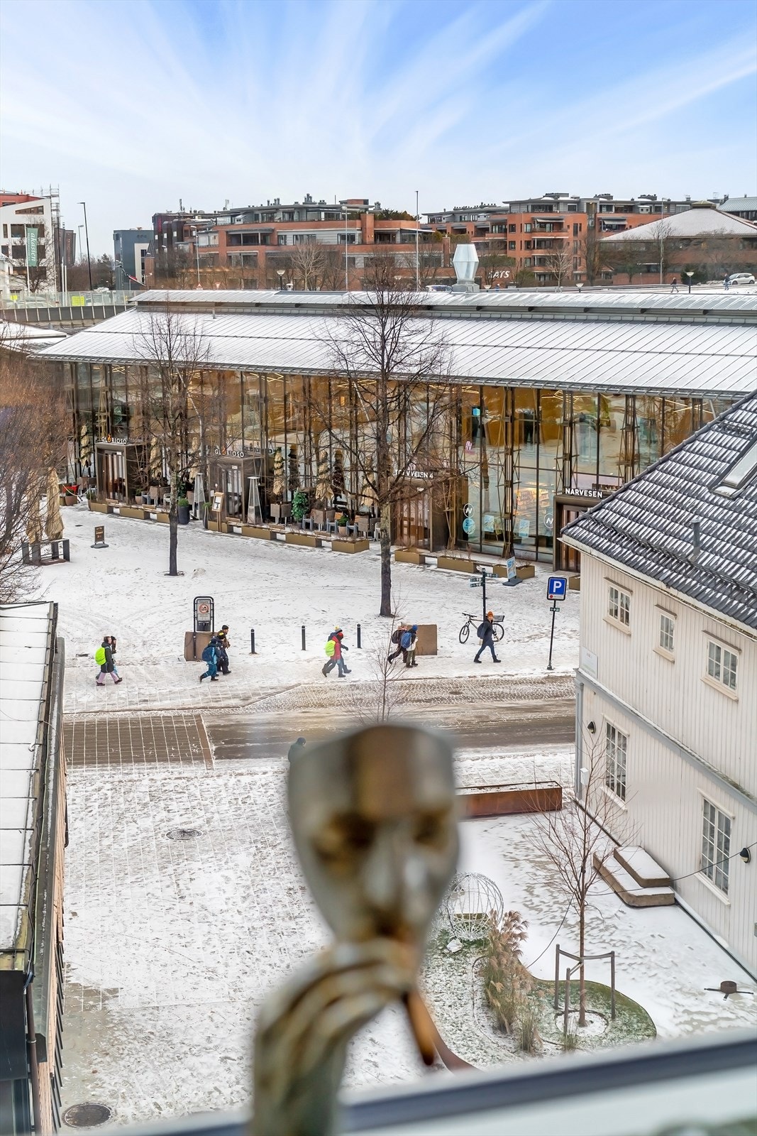Store vindusflater med utvendig elektrisk solavskjerming. Galleribilde
