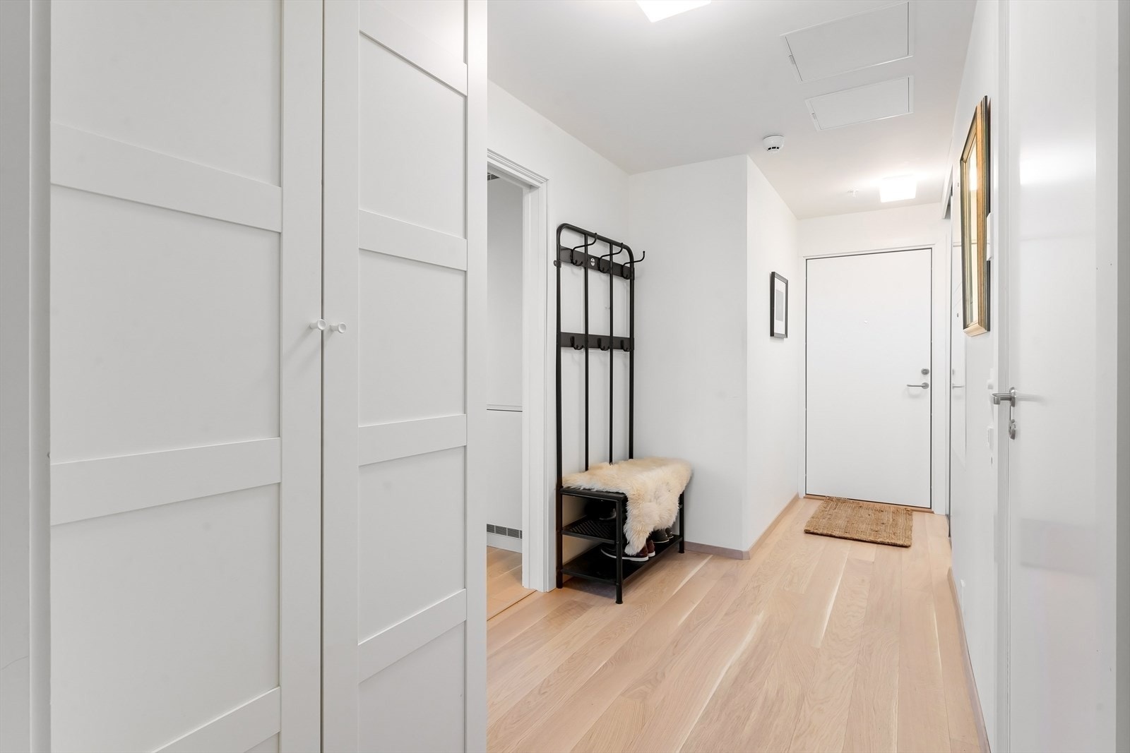 Romslig skyvedørsgarderobe med speilfronter. Ytterdør med 40 db lydmotstand. Galleribilde