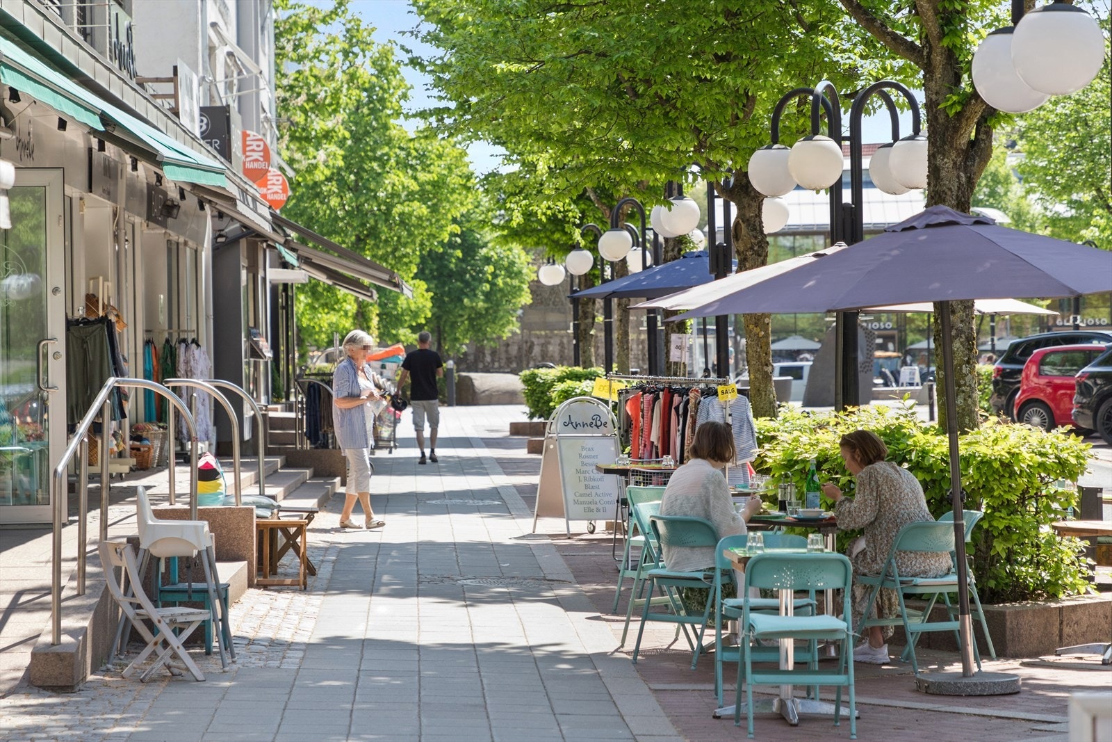 Asker sentrum har de senere år vært i stor utvikling og blitt en levende småby med flere nye serveringssteder og spennende butikker. Galleribilde