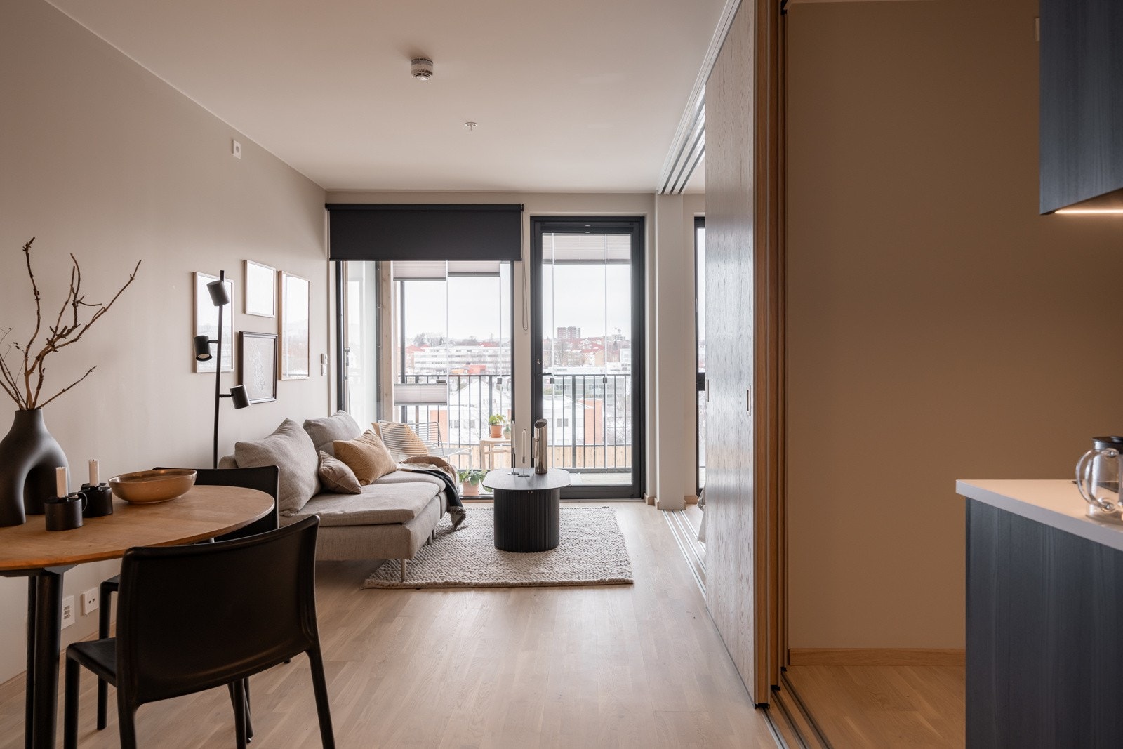 En splitter ny og lekker 2-roms selveierleilighet i et flott bygg fra 2023. Leiligheten ligger i byggets 2. etasje, og har en god planløsning som utnytter plassen optimalt. Galleribilde