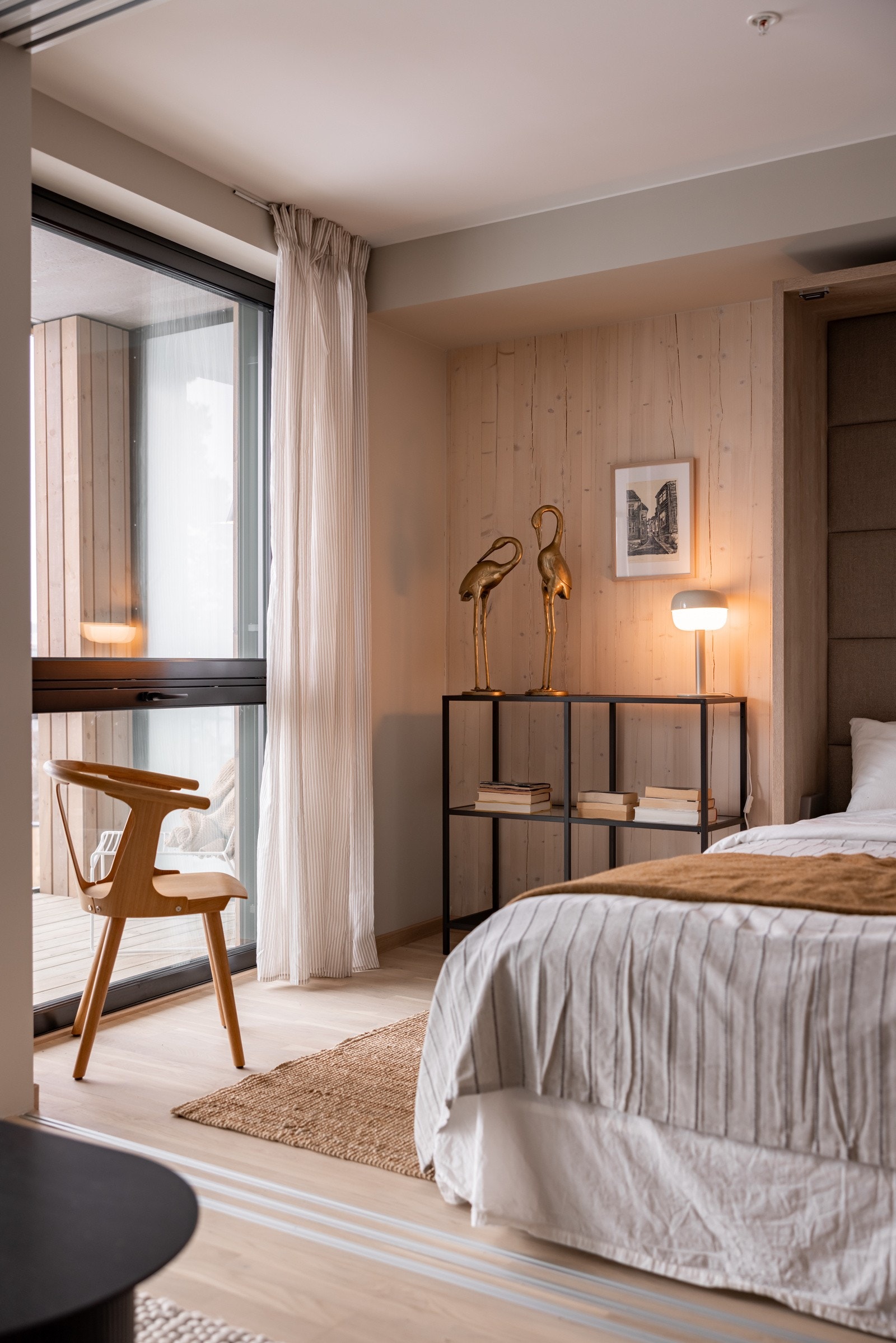 Alle vinduene i leiligheten har 3-lags isolerglass og stilige sorte vinduskarmer som gir et moderne og tidsriktig uttrykk.Utvendig screens på soveromsvindu. Galleribilde