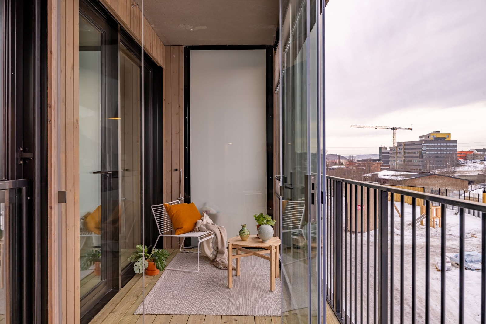 Det er også montert innvendige plissegardiner. Siden balkongen er innglasset blir det en fin forlengelse av stuen som kan brukes gjennom hele året. Galleribilde