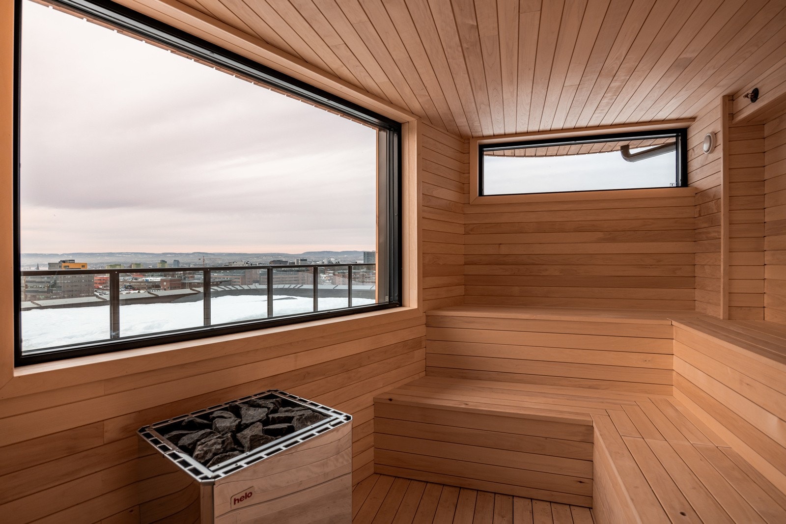 I Bygg B kan du nyte saunaen i Damphuset, eller slappe av i en solseng med utsikt over byen. Saunaen kan bookes gjennom en superenkel app, så dersom du synes det er kleint å dele med naboen kan du ha den helt for deg selv og dine venner. Galleribilde