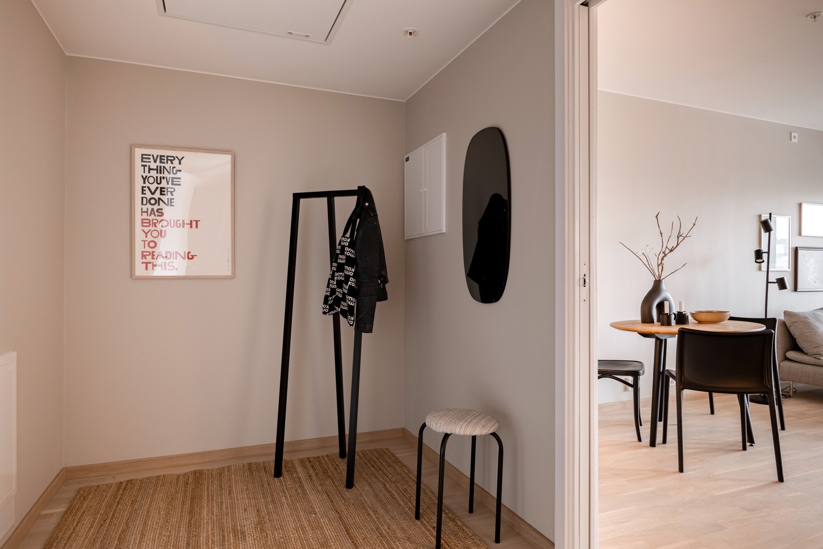 I entréen har du naturlig plass til garderobeløsninger etter eget ønske og behov. Montert porttelefon og sikringsskap med automatsikringer på vegg. Galleribilde