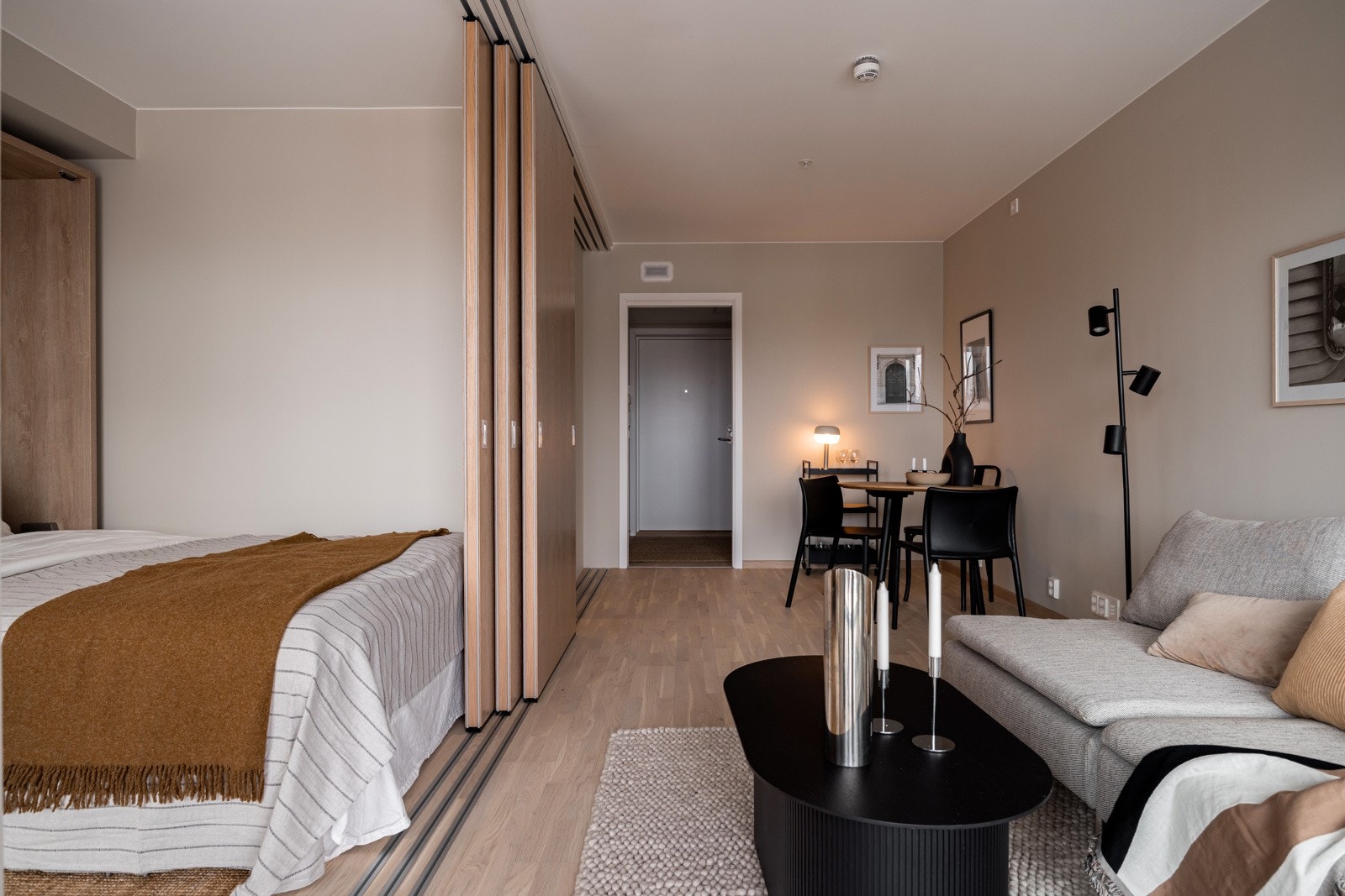 Stuen er enkel å møblere med både sofagruppe med salongbord og et spisebord i tilknytning til kjøkkenet. Galleribilde