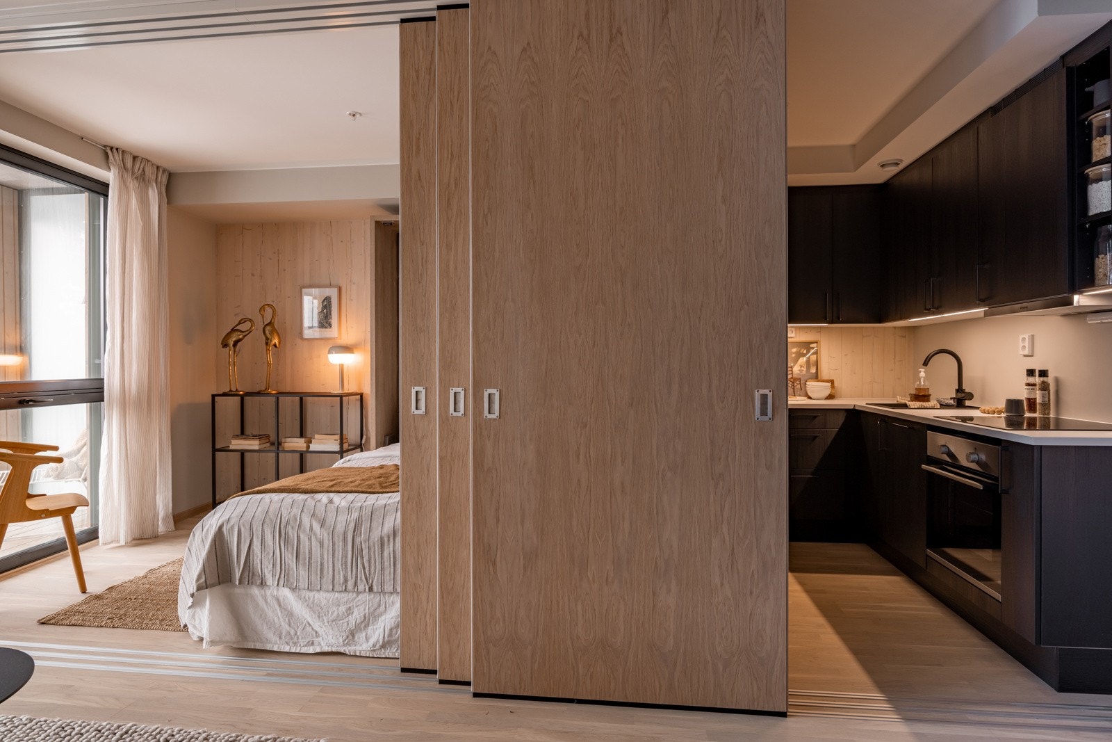 De samme store flotte eikefinerte skyvedørene deler også av mellom stuen og soverommet. Galleribilde