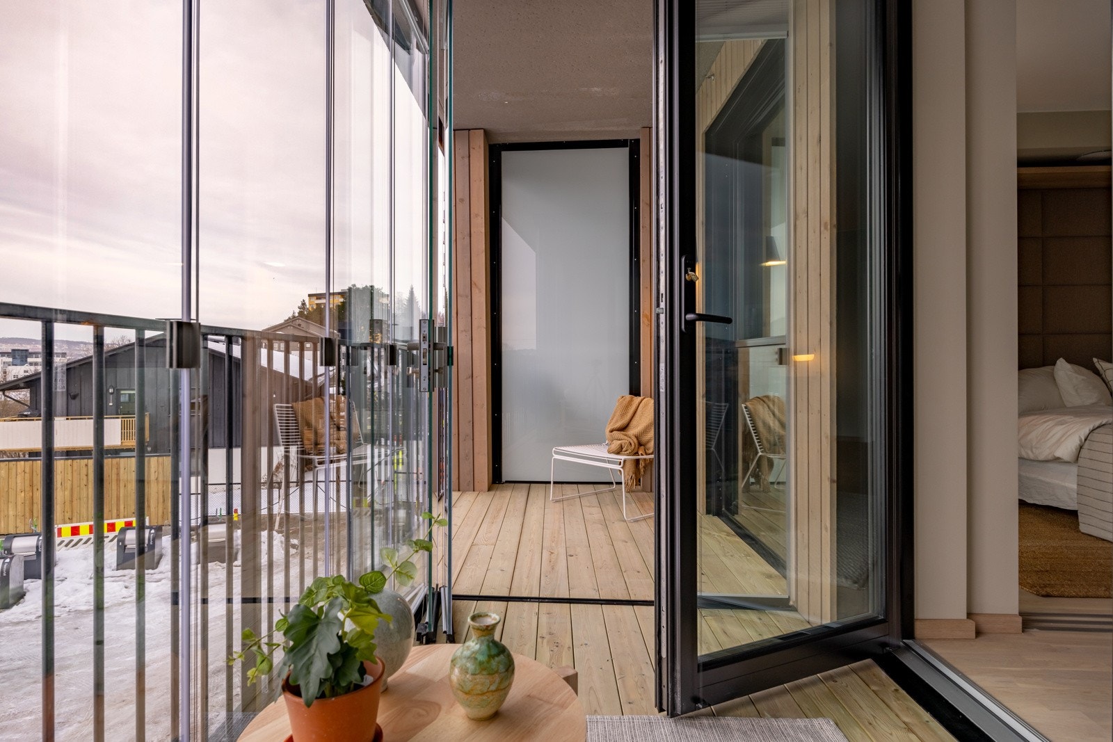 Fra den innglassede balkongen har du videre adkomst til en solrik åpen balkong på ca. 5m². Balkongen er overbygd, har impregnerte terrassebord og plass til sittegruppe etter eget ønske og behov. Det er også montert utebelysning og stikkontakt. Galleribilde