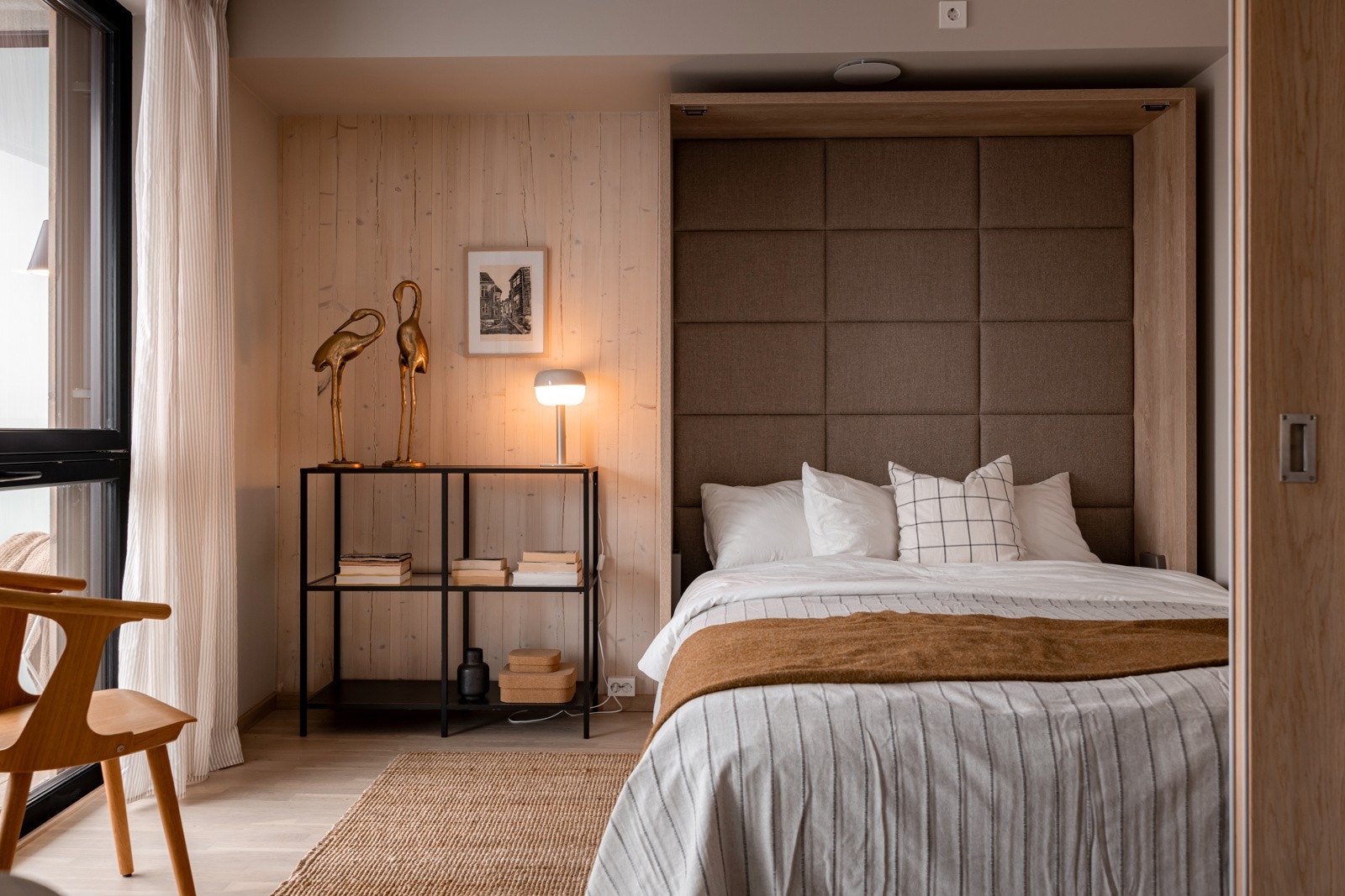 Soverommet har høy standard fra 2023 med lys eikeparkett på gulv, glatte overflater malt i en delikat farge og en fin kontrastvegg dekorert med lyst treverk. Galleribilde