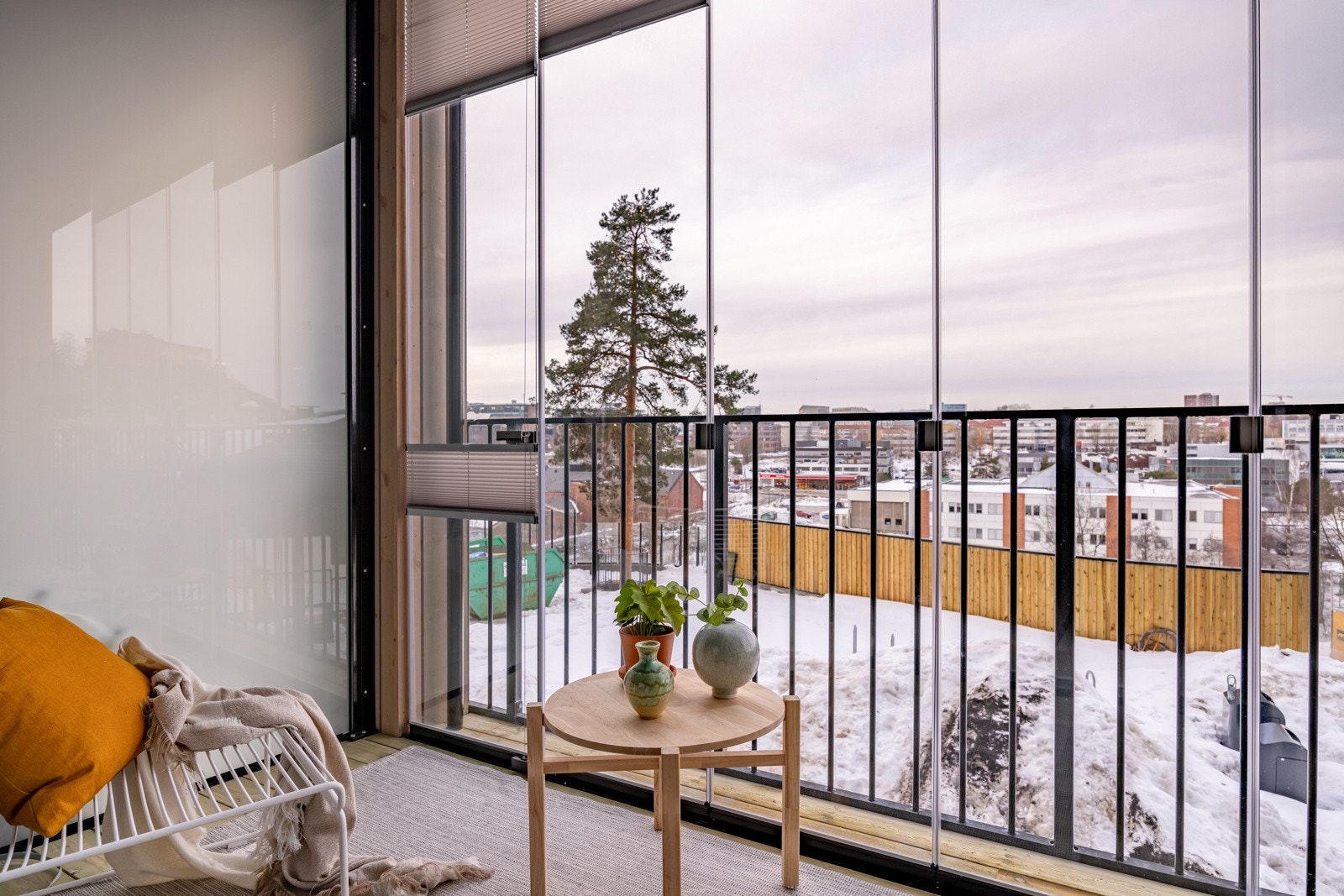 Fra stuen har du utgang til en flott innglasset balkong på ca. 5m². Balkongen er overbygd, har impregnerte terrassebord på gulv og store glassfelt med mulighet for å åpne innglassingen. Galleribilde