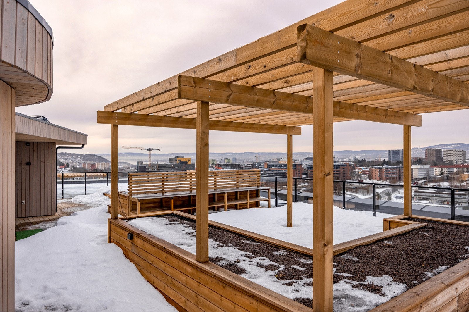 Som beboer har du tilgang til 4 felles takterrasser med ulike temaer og fasiliterer. I Bygg C er Oasen hvor de kreative naboene kan dyrke planter eller bedrive kunst/kultur/musikk. Galleribilde