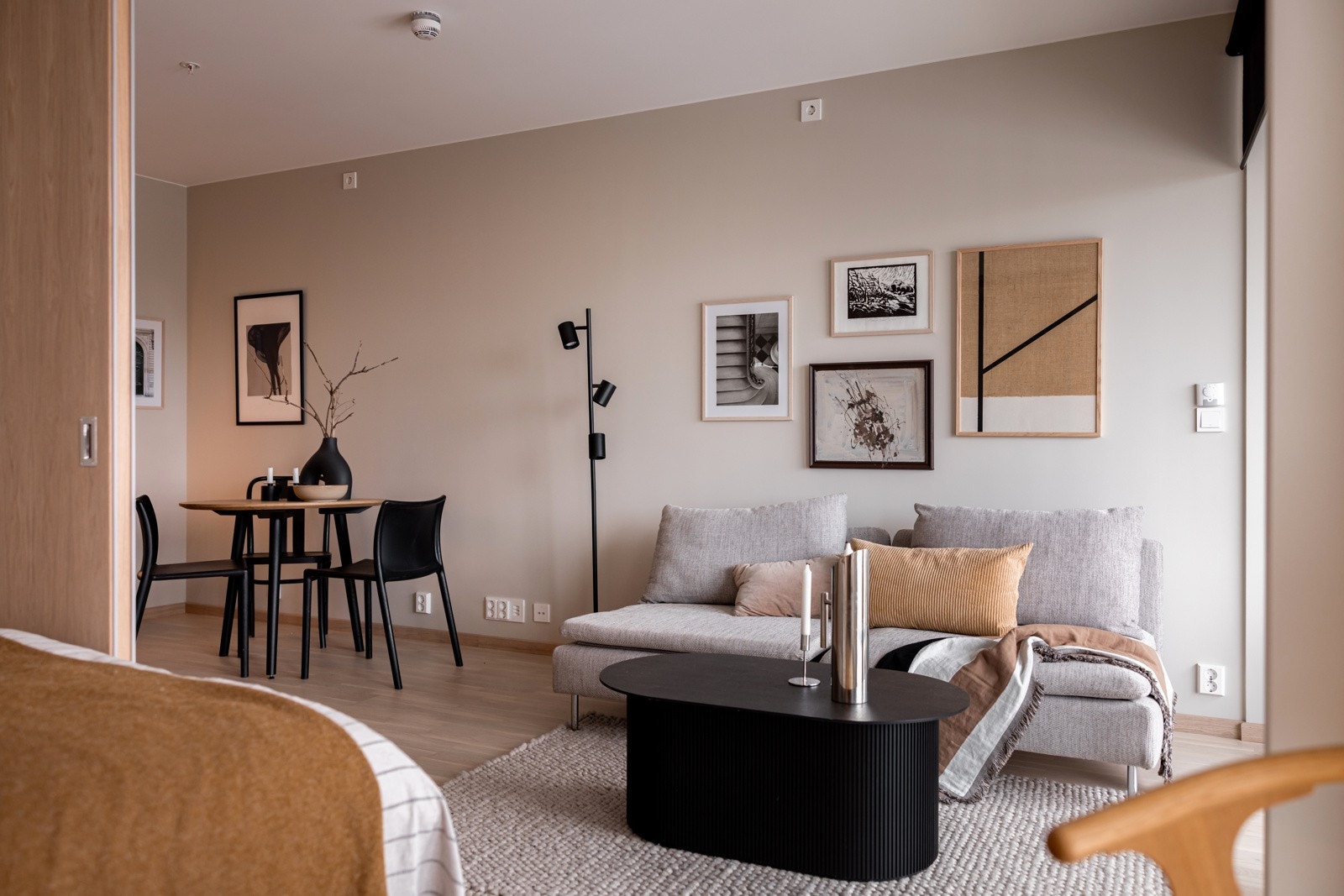 Leiligheten holdes god og lun på vinterstid med vannbåren gulvvarme. Boligen har Energimerke A - mørkegrønn. Galleribilde