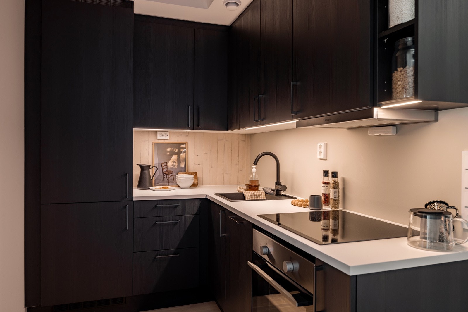 Medfølgende integrerte hvitevarer som stekeovn, induksjonstopp, oppvaskmaskin og kjøleskap med frysedel. Det er også montert komfyrvakt ved platetoppen og automatisk vannstoppesystem i benkeskap. Galleribilde