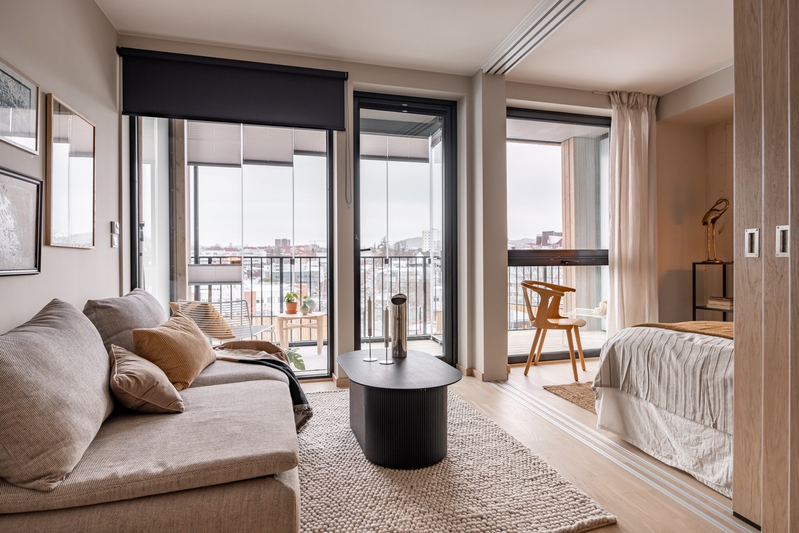 Høy standard fra 2023 med lys eikeparkett på gulv med vannbåren gulvvarme, glatte overflater malt i en flott farge og skjult elektrisk anlegg. Leiligheten har også balansert ventilasjon som sørger for et godt inneklima. Galleribilde