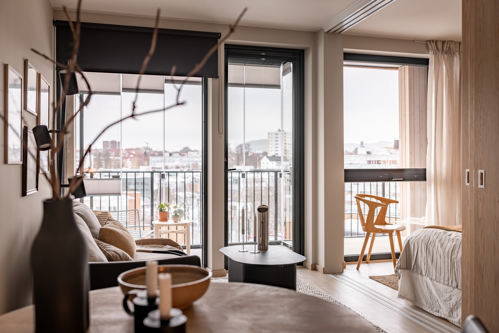 De store vindusflatene slipper inn rikelig med naturlig lys, samtidig som det er minimalt med innsyn og fritt utsyn. Galleribilde