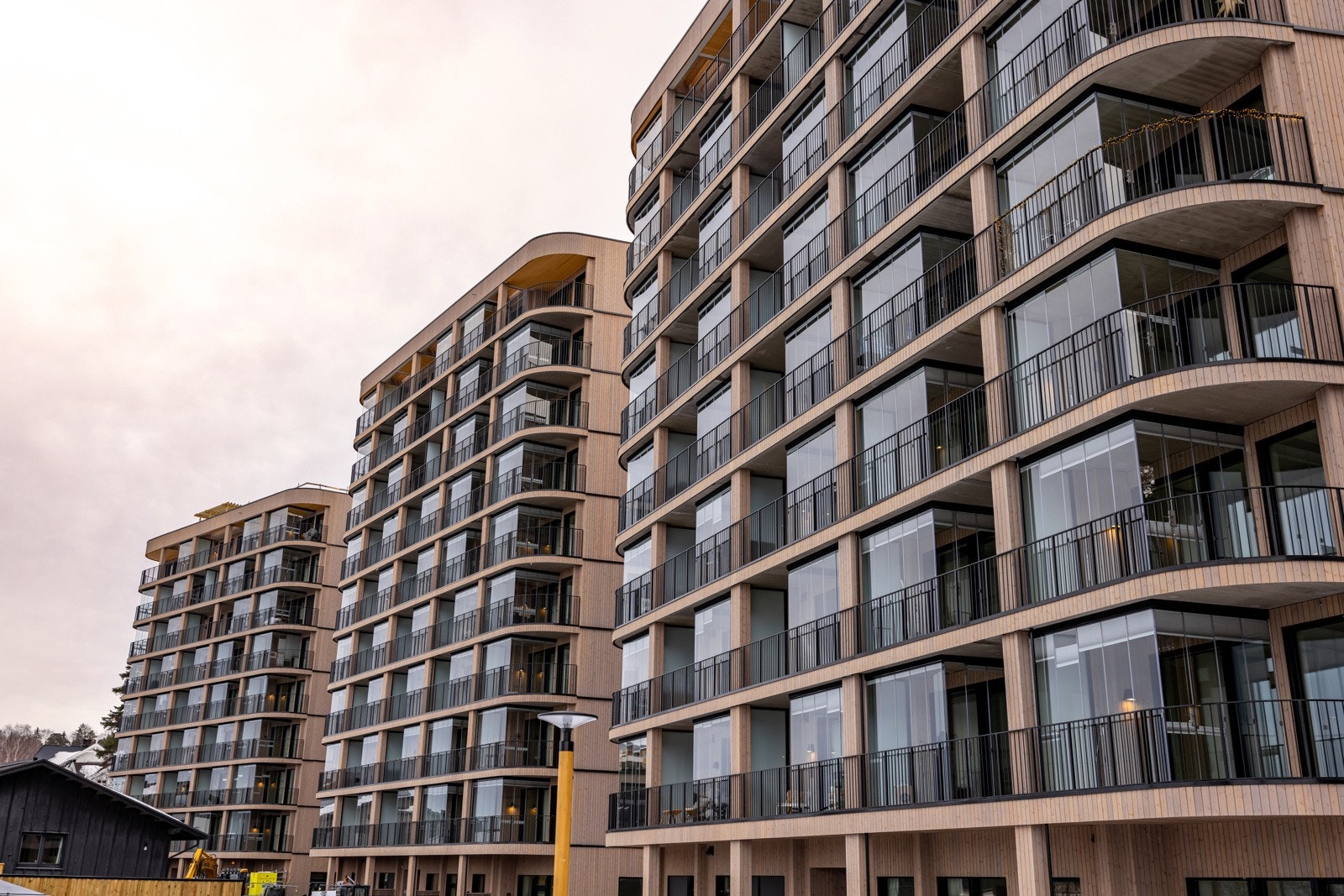 Leiligheten ligger i bydel Østensjø som grenser til bydel Gamle Oslo. Svært god kollektivforbindelse med både t-bane (linje 2 og 3), tog (Bryn) og buss. Galleribilde