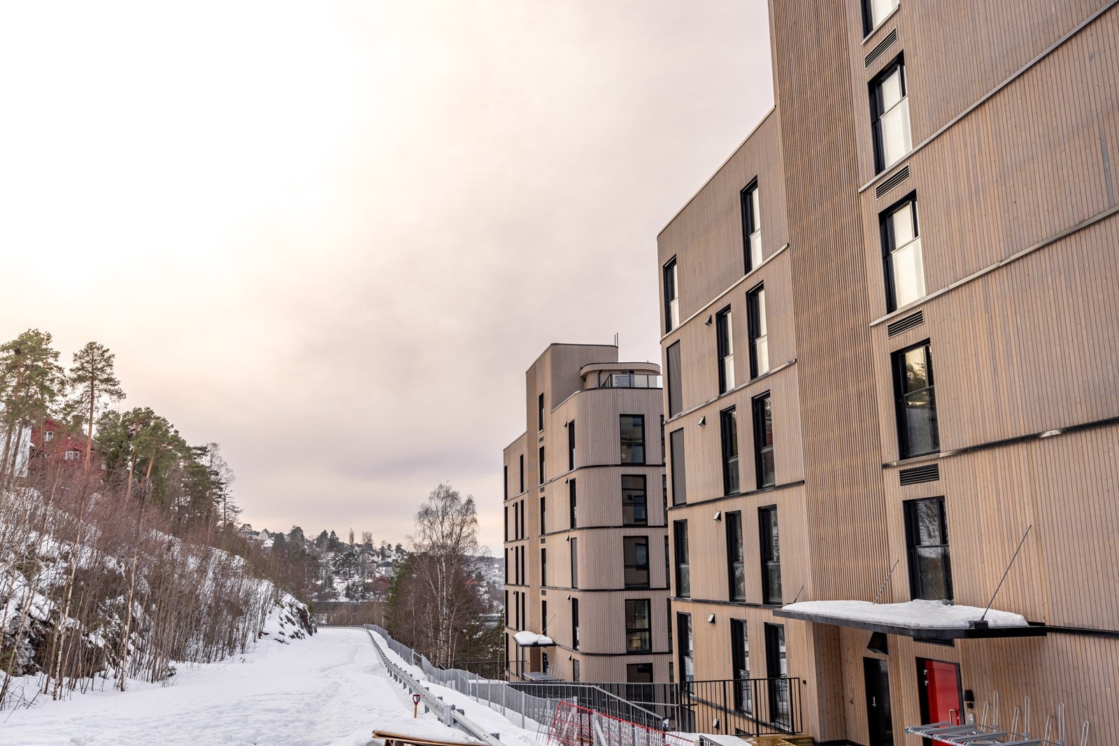 Området er en herlig kombinasjon av å bo sentralt i byen, samtidig som man har natur og rekreasjonsområder rett utenfor døra. Galleribilde