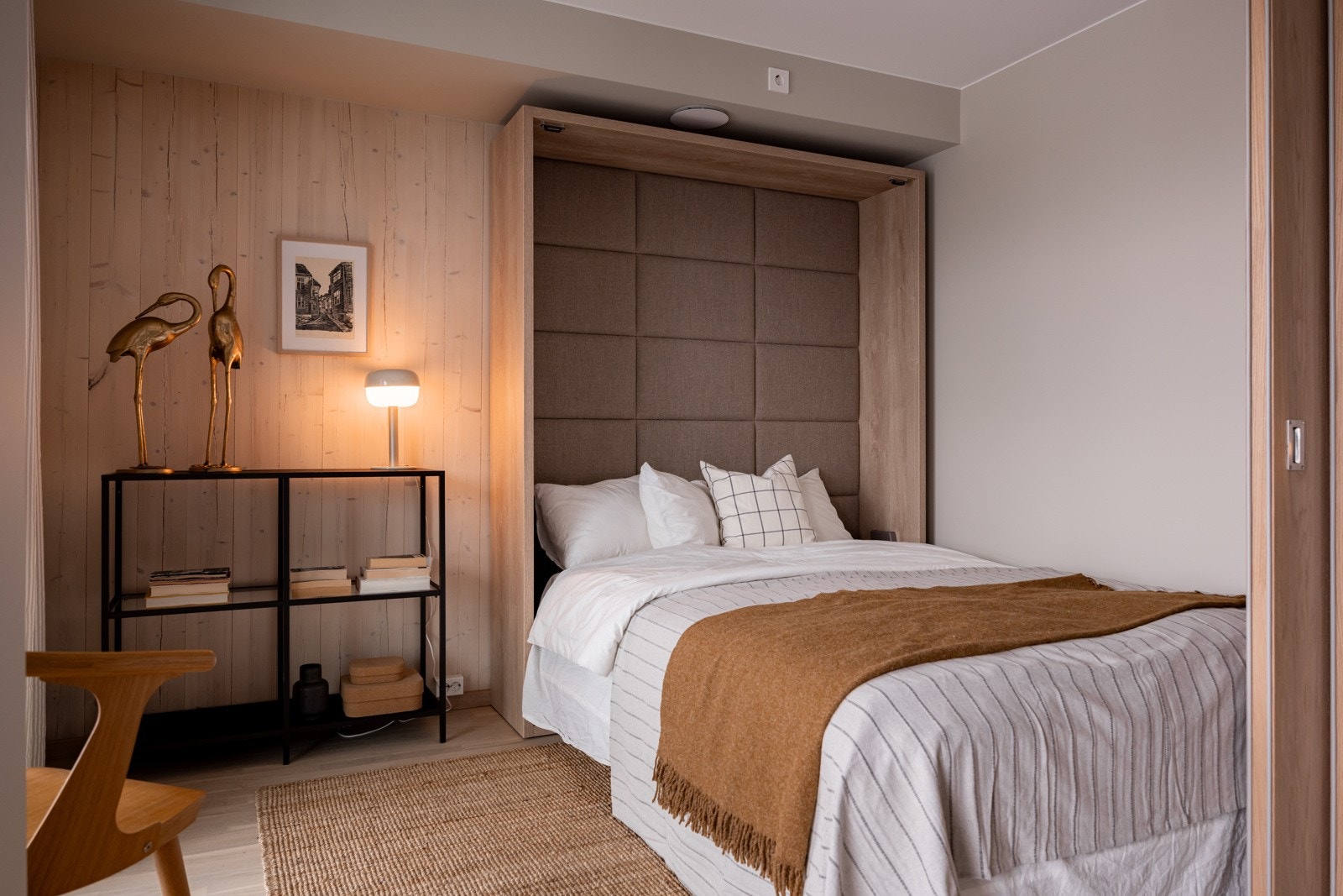 Et lyst og innbydende soverom med fine detaljer. Soverommet er utstyrt med en flott veggmontert skapseng som medfølger i handelen. Galleribilde