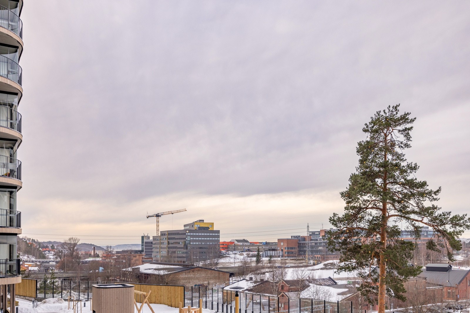 Beliggenheten mot nordvest sørger for gode solforhold på ettermiddag og deilig kveldssol. Her sitter du solrikt og med fritt utsyn. Bygget ligger i en grønn åskam, så foran byggene ligger det et åpent grøntareal, der det kommer flotte uteområder. Galleribilde