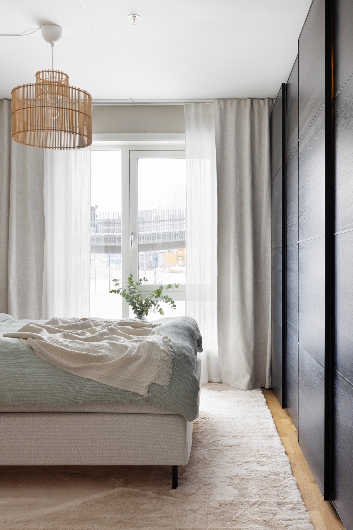 Man kommer seg enkelt rundt sengen Galleribilde