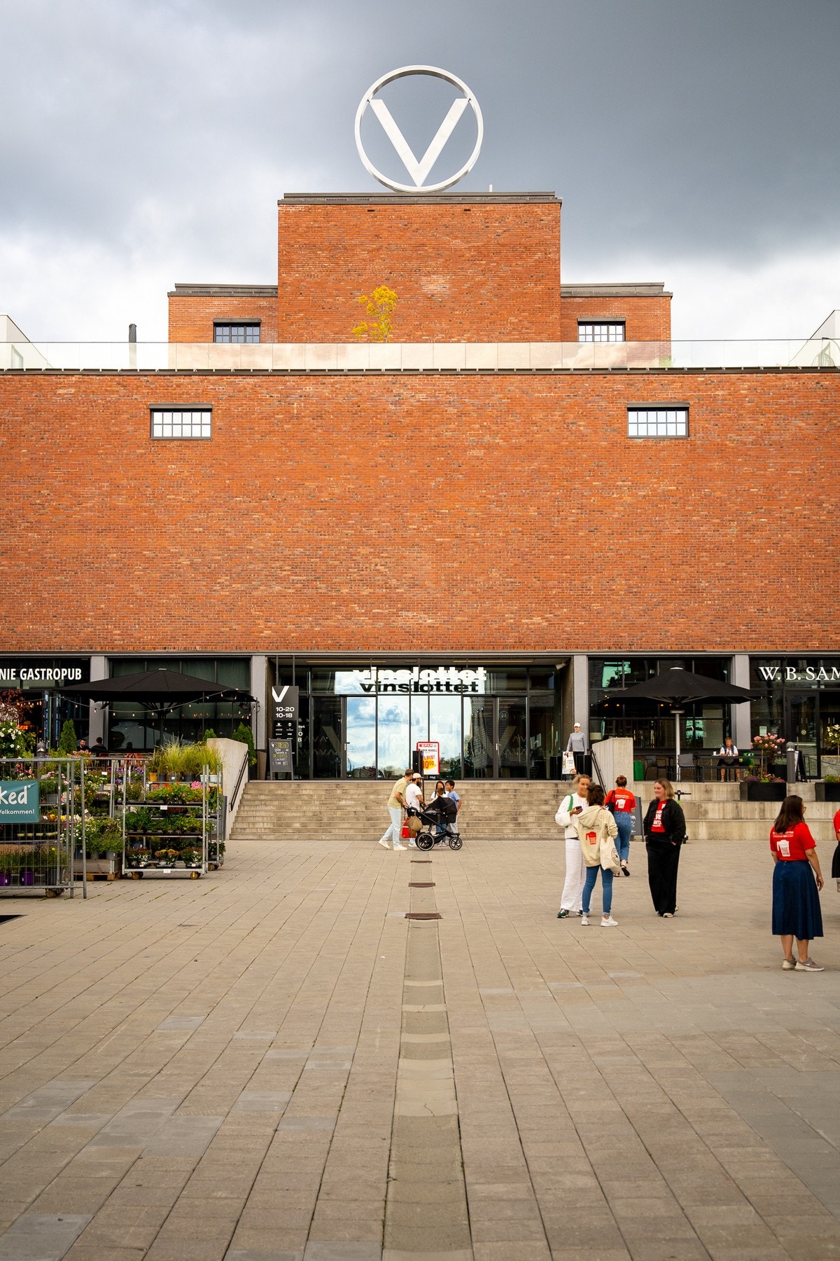 Vinslottet er nærmeste nabo og byr på et mangfoldig servicetilbud med spisesteder, butikker, Spar, kafeer og innendørs lekeplass. Galleribilde